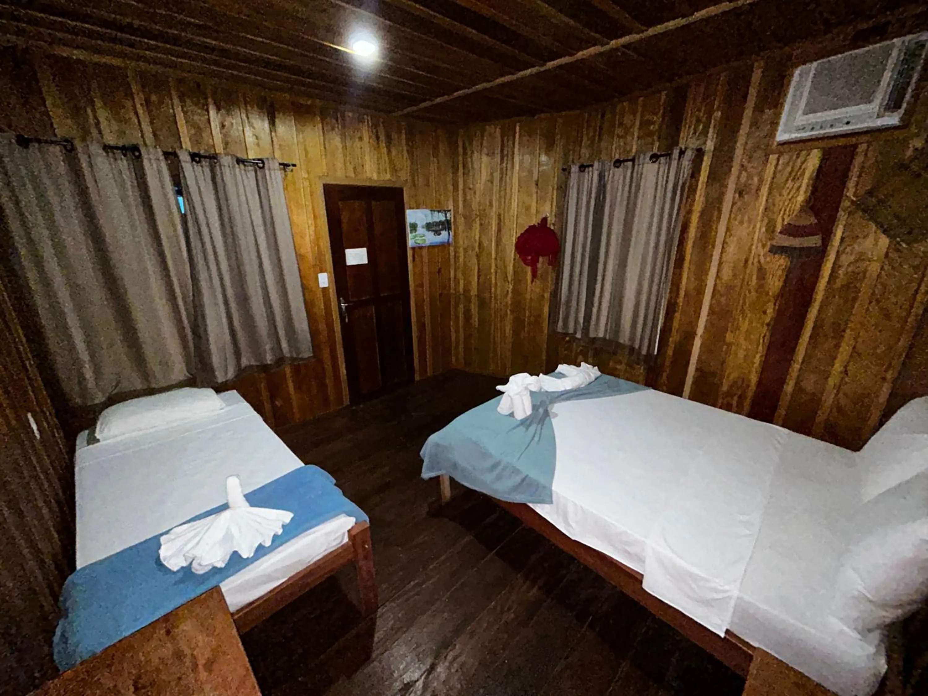 Bed in Vista do Lago Jungle Lodge