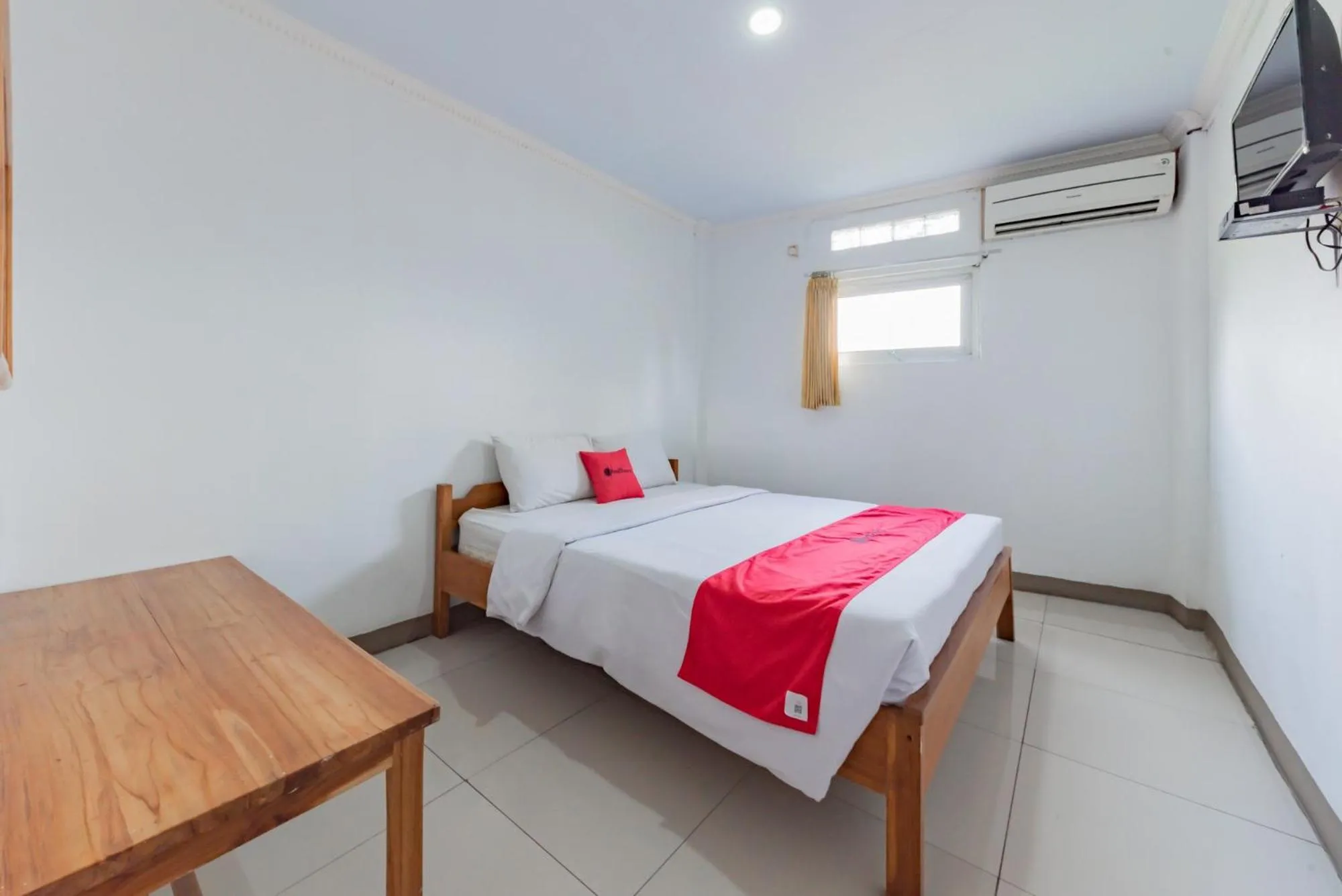Bed in RedDoorz Syariah at Pantai Pelabuhan Ratu