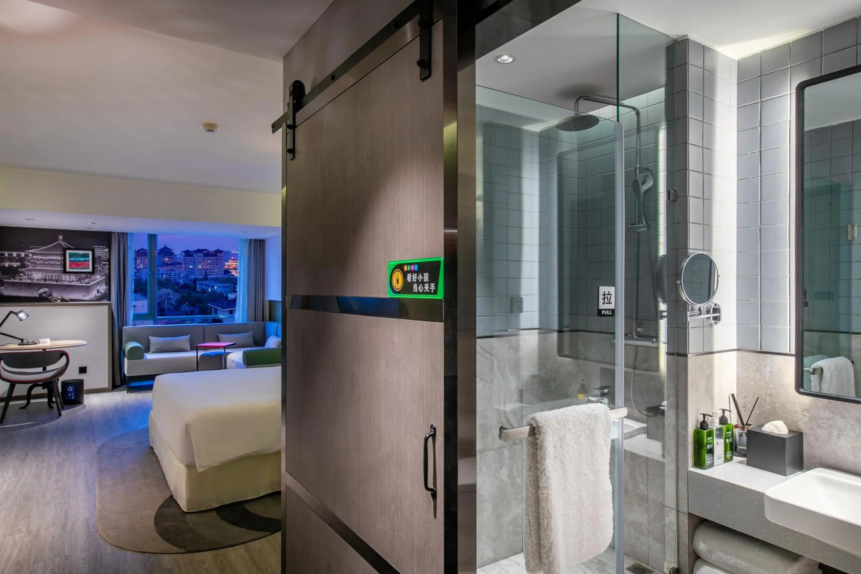 Toilet in Jinmao Hotel Xi'an Downtown ( Bell & Drum Tower)