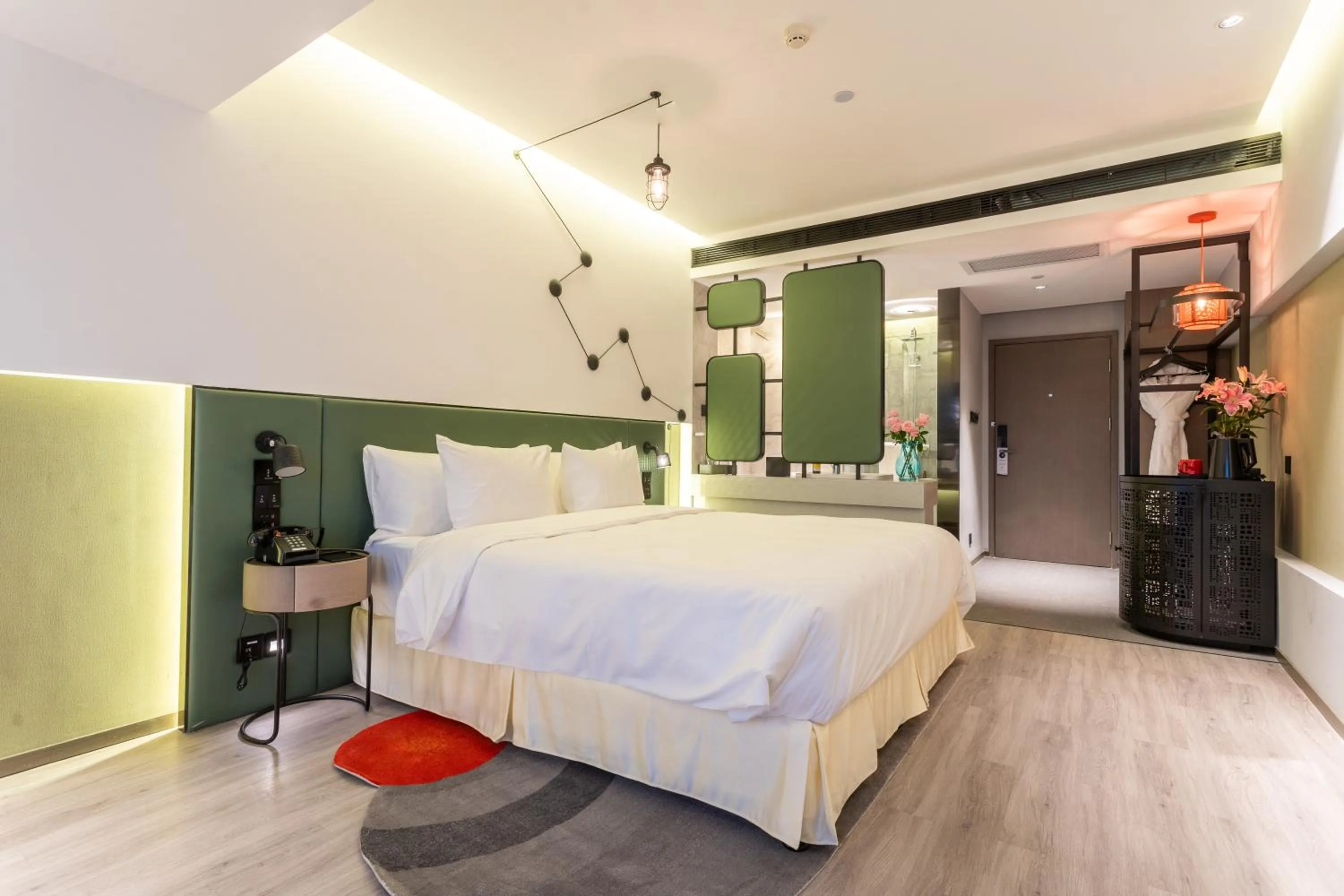 Photo of the whole room, Bed in Jinmao Hotel Xi'an Downtown ( Bell & Drum Tower)