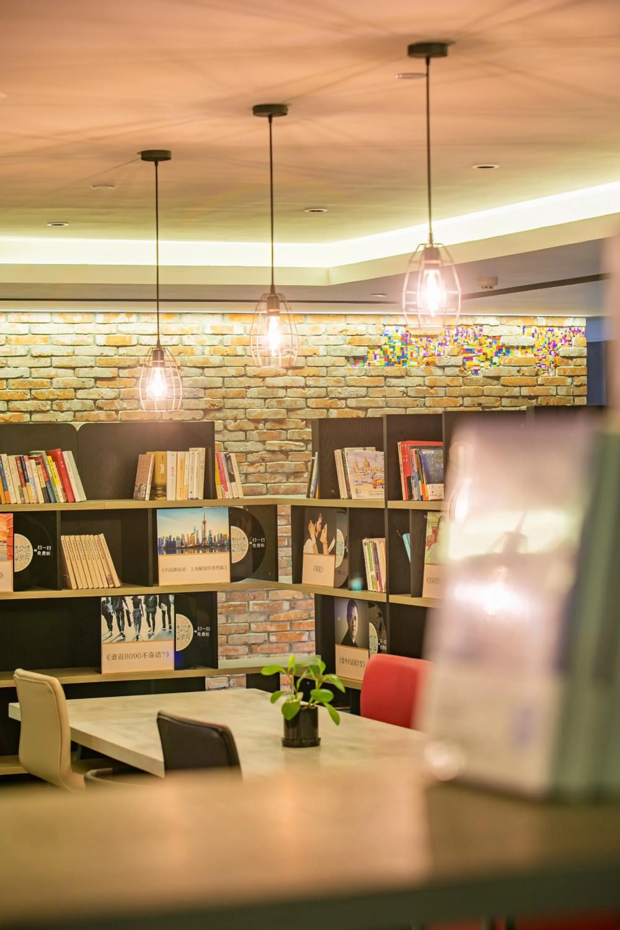 Library in Jinmao Hotel Xi'an Downtown ( Bell & Drum Tower)