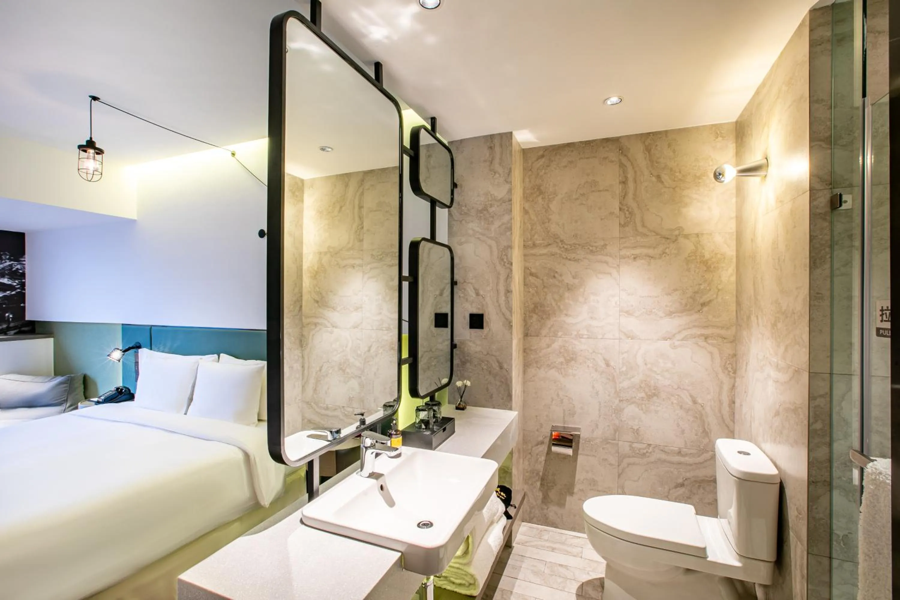 Bathroom in Jinmao Hotel Xi'an Downtown ( Bell & Drum Tower)