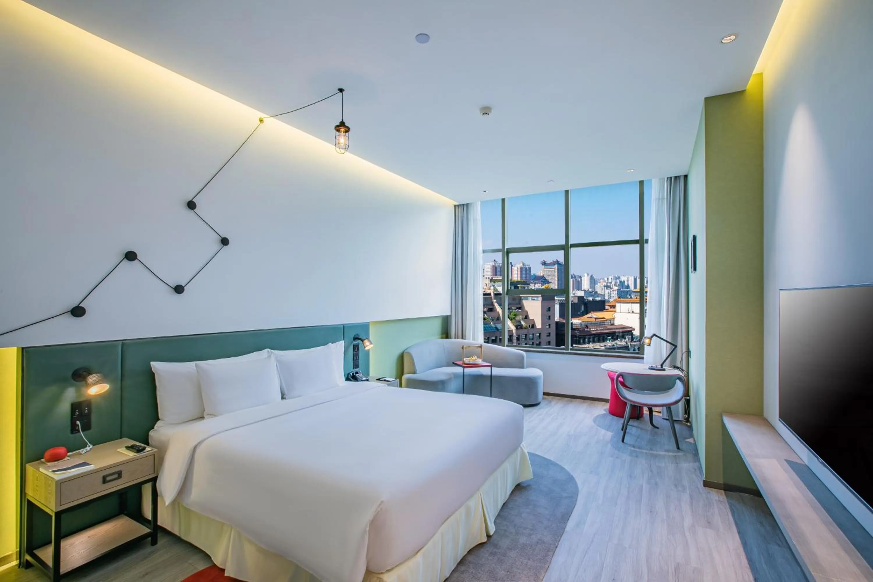 Photo of the whole room, Bed in Jinmao Hotel Xi'an Downtown ( Bell & Drum Tower)