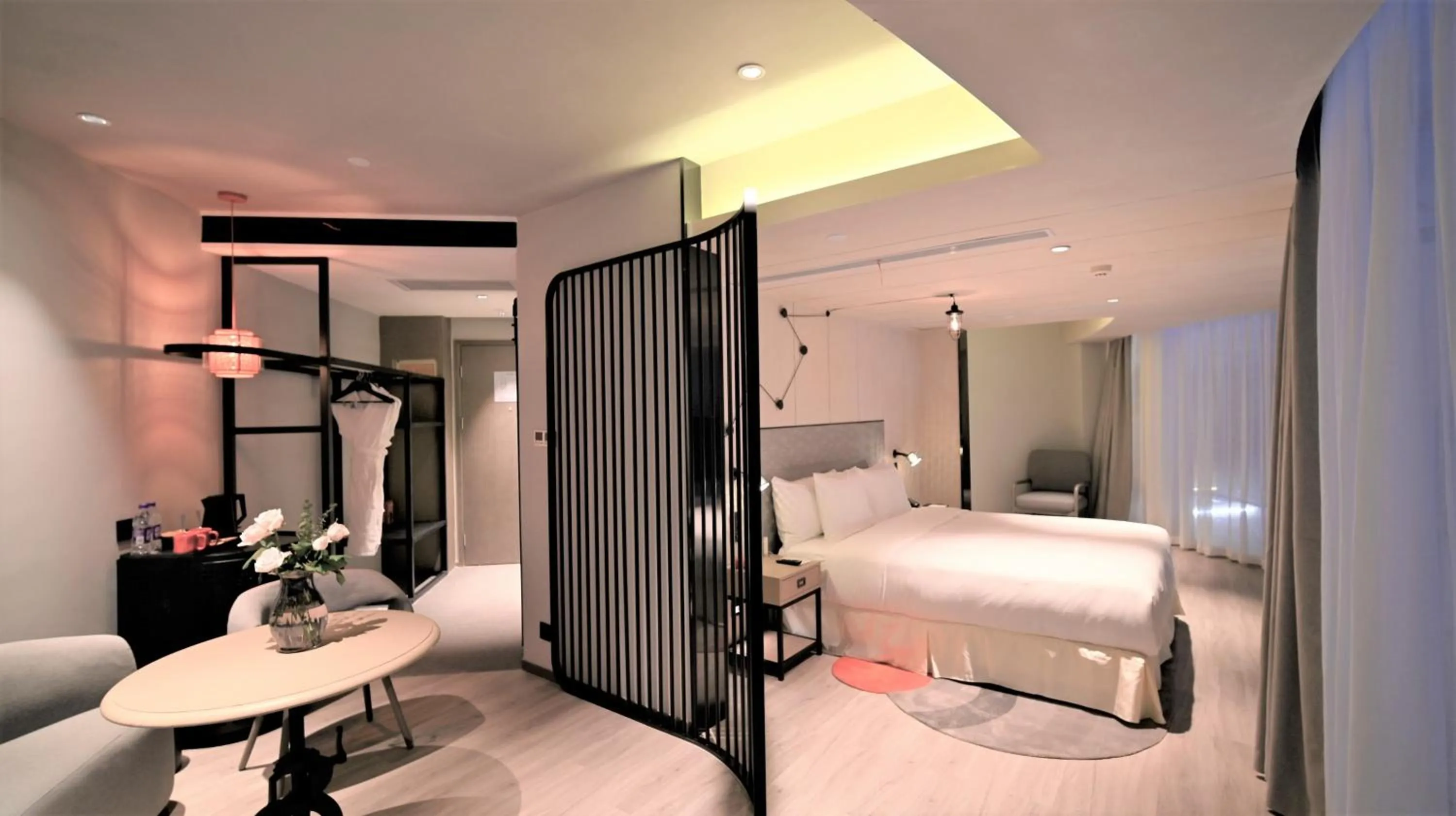 Living room, Bed in Jinmao Hotel Xi'an Downtown ( Bell & Drum Tower)