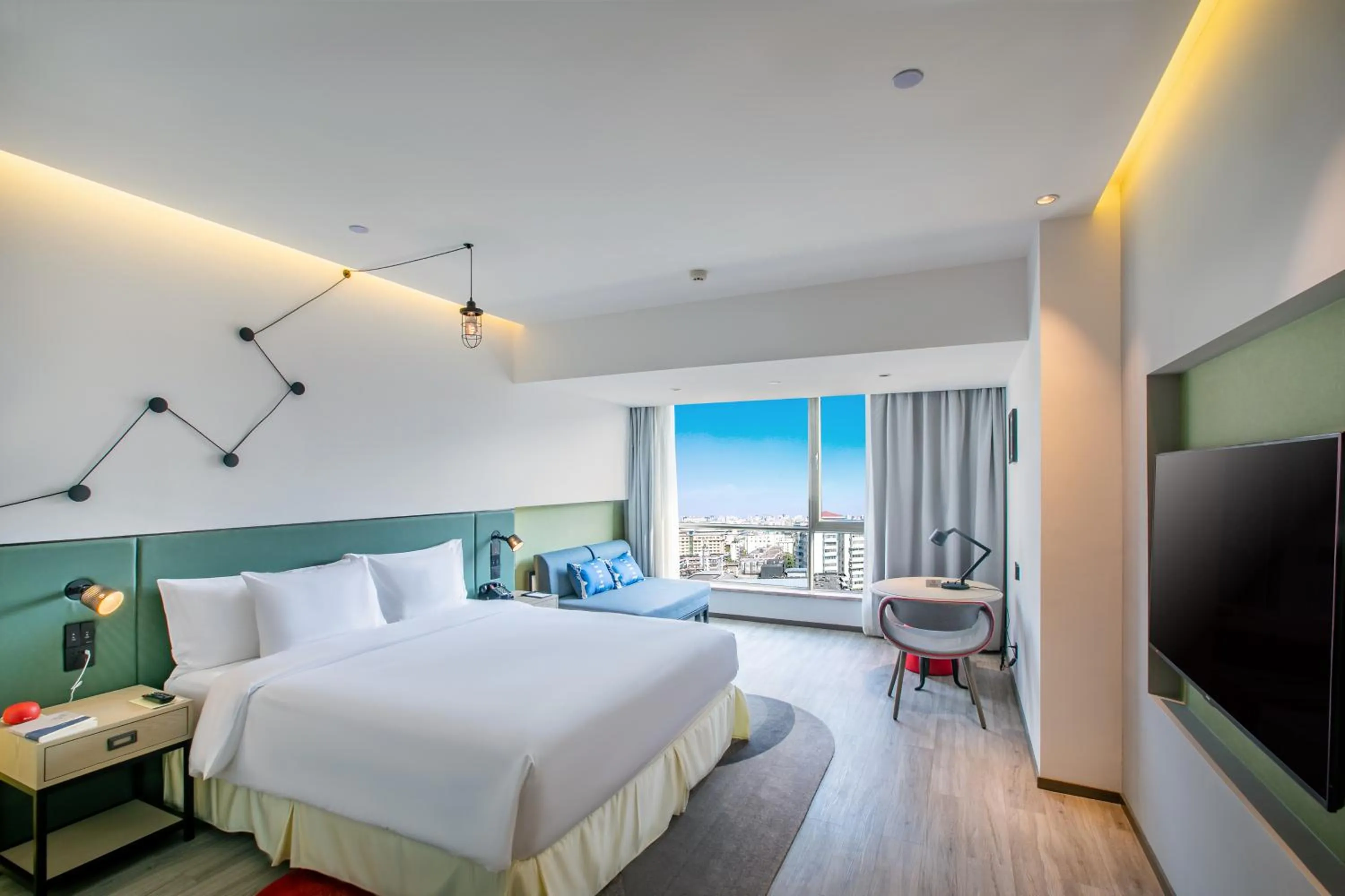 Photo of the whole room, Bed in Jinmao Hotel Xi'an Downtown ( Bell & Drum Tower)