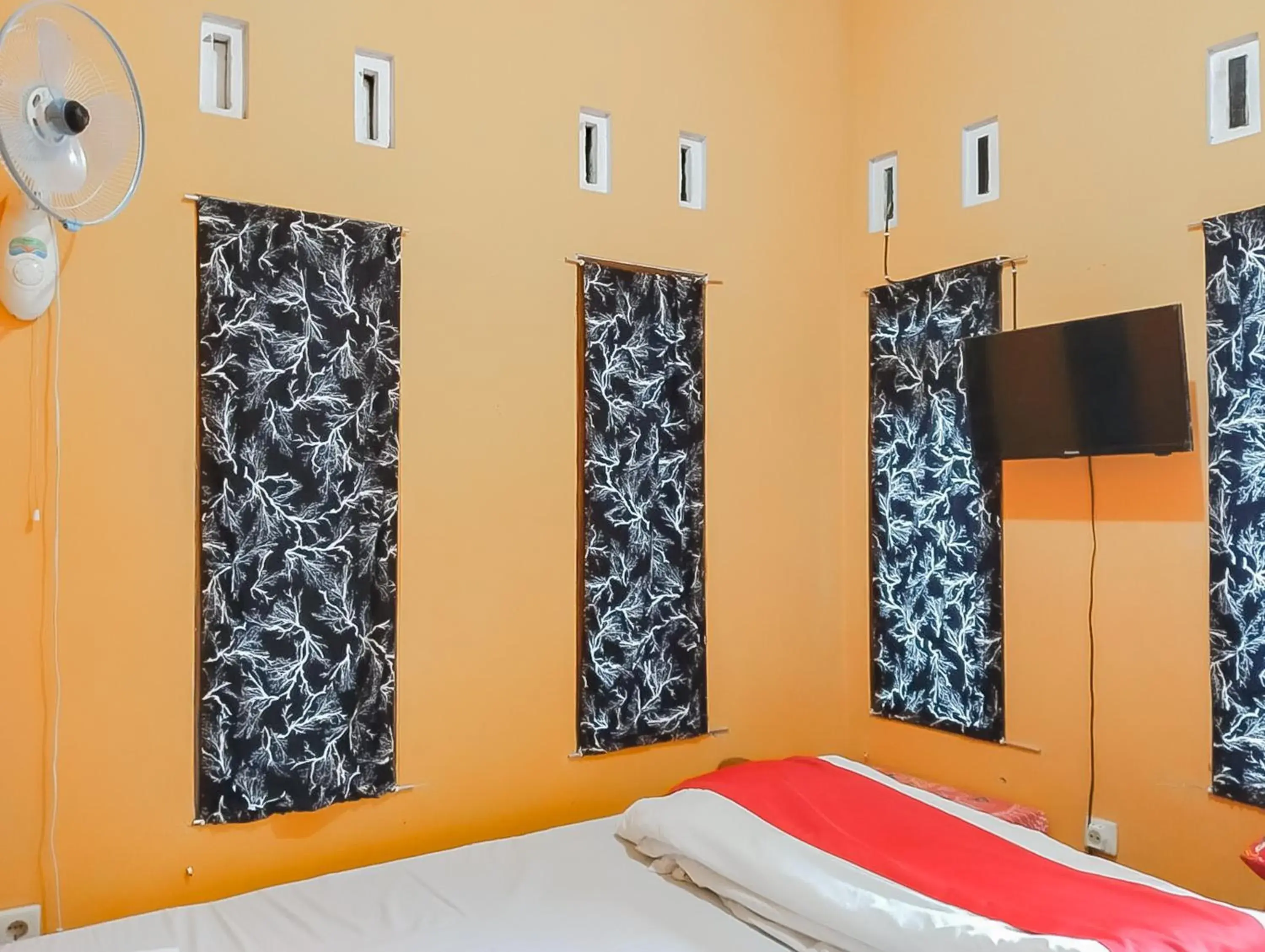 Bedroom, Bed in RedDoorz at Rita Guesthouse Pangandaran Bedroom, Bed in RedDoorz at Rita Guesthouse Pangandaran