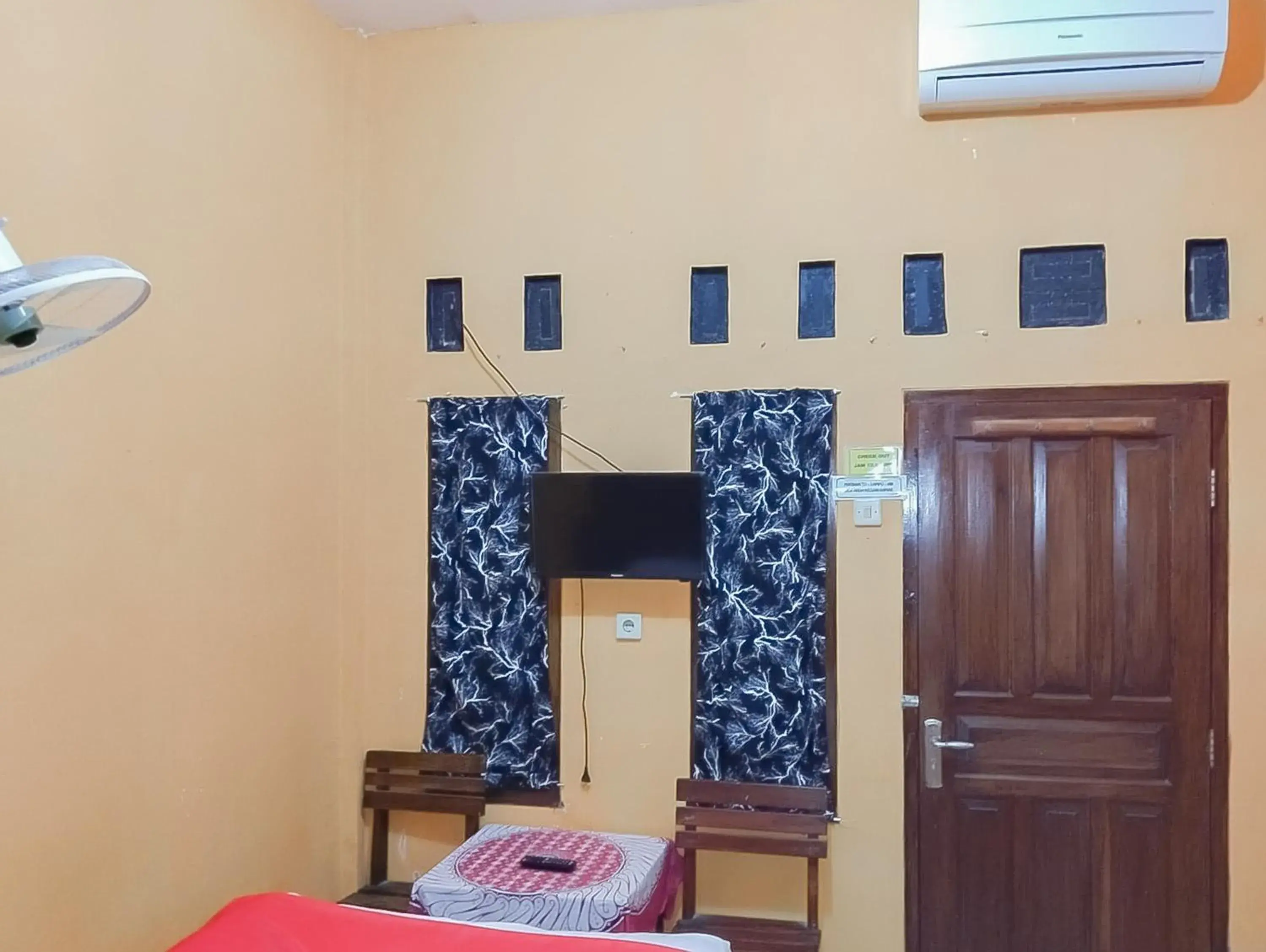 Bedroom in RedDoorz at Rita Guesthouse Pangandaran Bedroom in RedDoorz at Rita Guesthouse Pangandaran