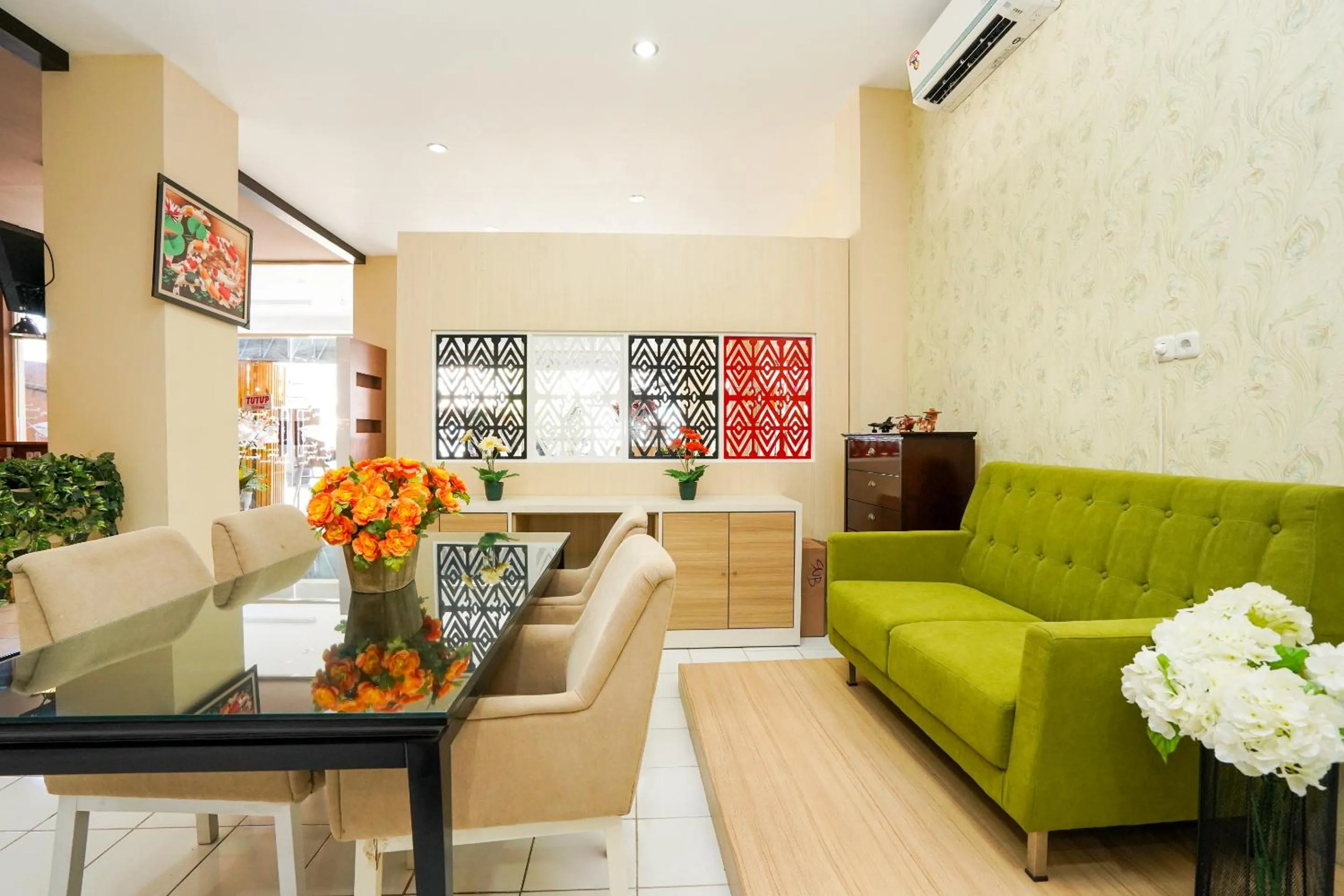 Seating area in Hotel O Surabaya near Surabaya Town Square formerly Kupang Gunung Residence