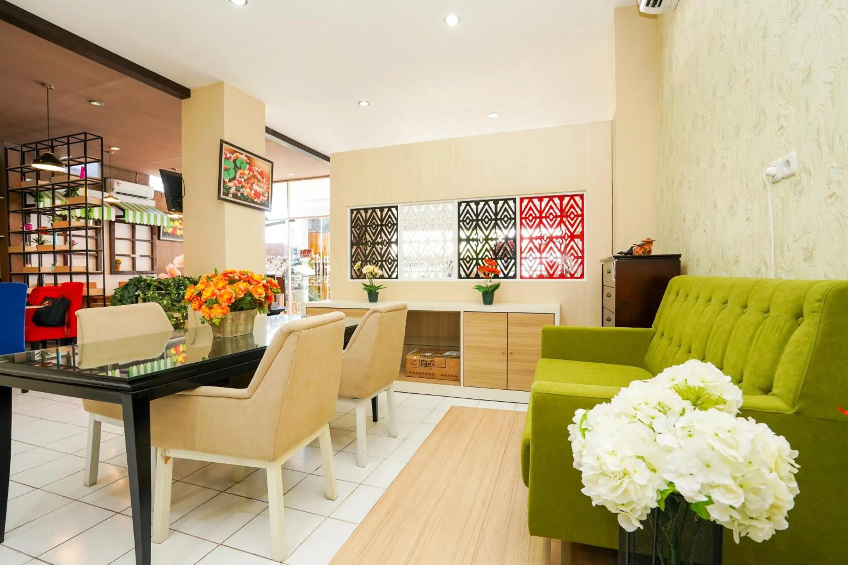 Seating area in Hotel O Surabaya near Surabaya Town Square formerly Kupang Gunung Residence