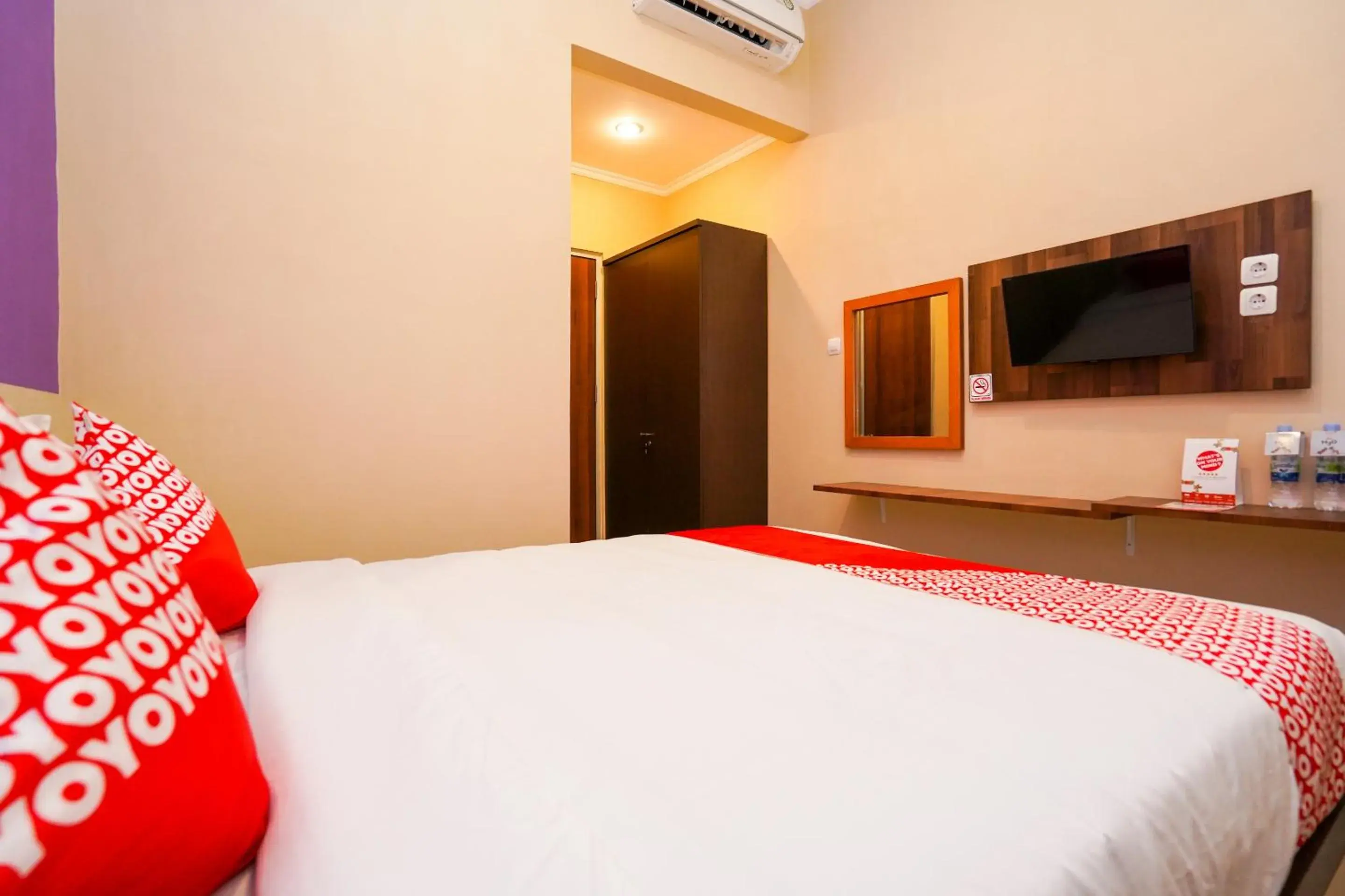 Bedroom, Bed in Hotel O Surabaya near Surabaya Town Square formerly Kupang Gunung Residence Bedroom, Bed in Hotel O Surabaya near Surabaya Town Square formerly Kupang Gunung Residence