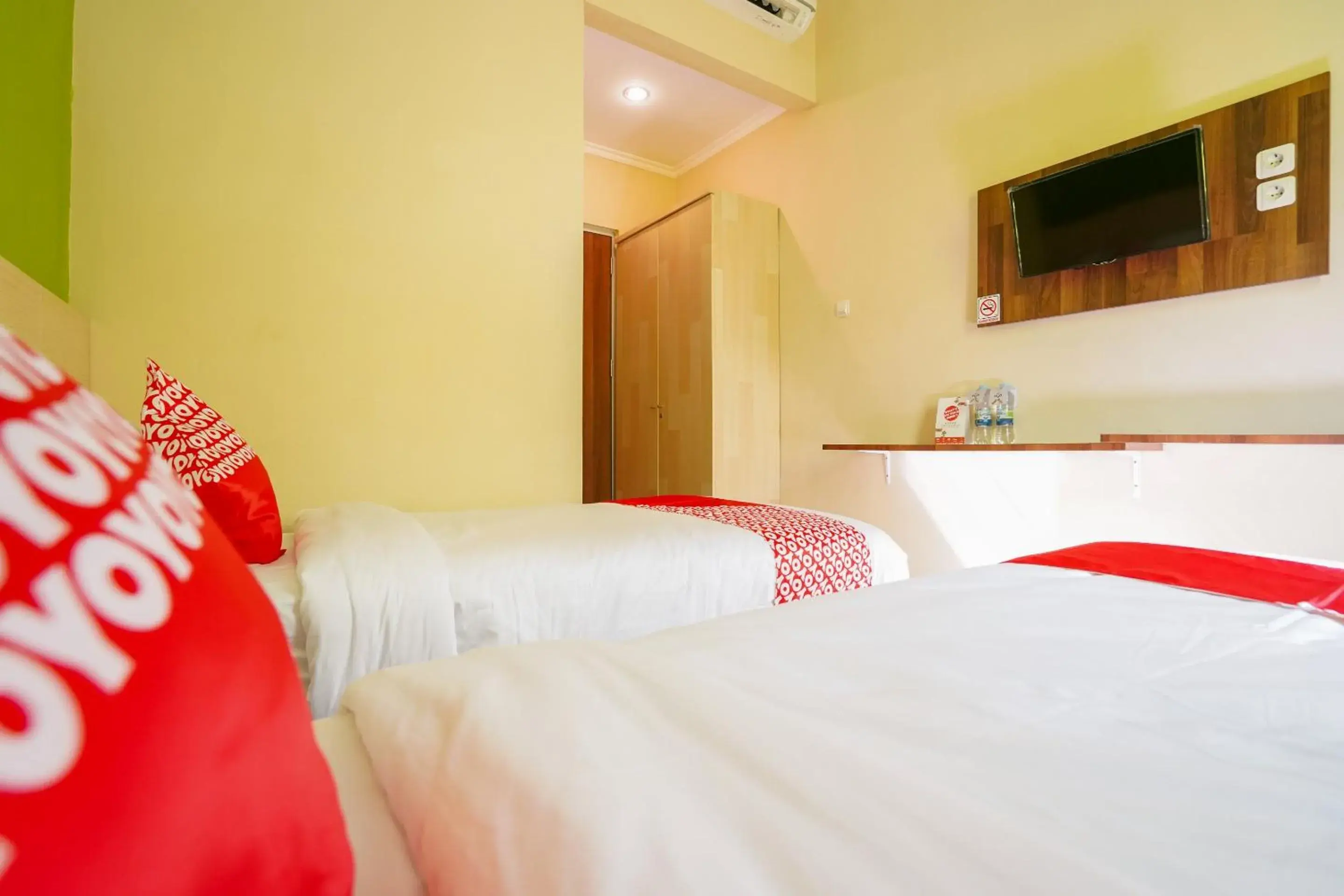 Bedroom, Bed in Hotel O Surabaya near Surabaya Town Square formerly Kupang Gunung Residence Bedroom, Bed in Hotel O Surabaya near Surabaya Town Square formerly Kupang Gunung Residence