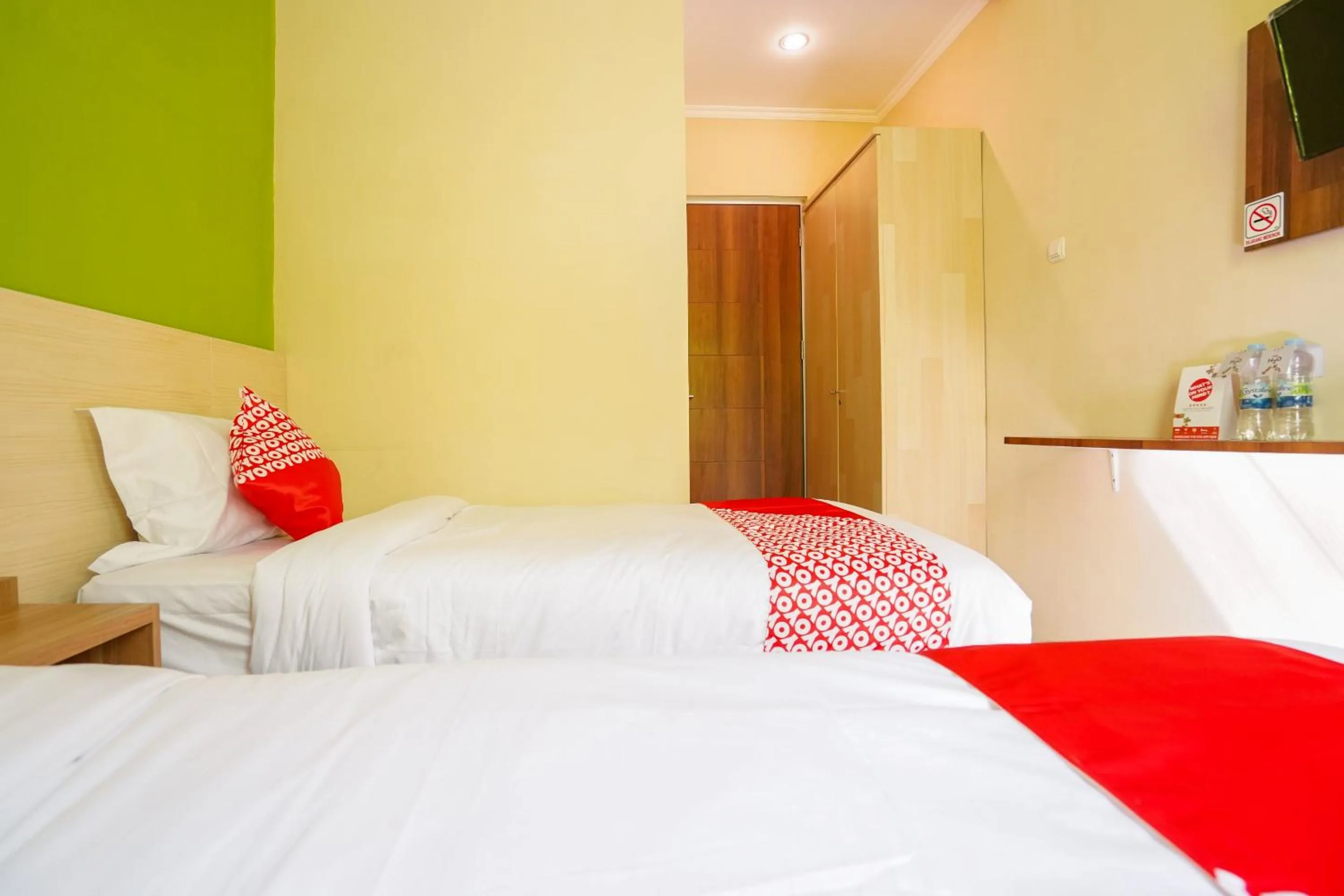 Bedroom, Bed in Hotel O Surabaya near Surabaya Town Square formerly Kupang Gunung Residence