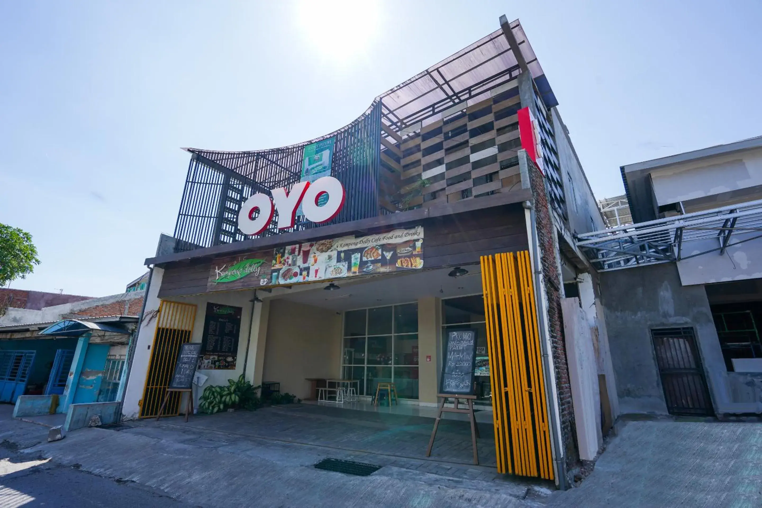 Property building in Hotel O Surabaya near Surabaya Town Square formerly Kupang Gunung Residence Property building in Hotel O Surabaya near Surabaya Town Square formerly Kupang Gunung Residence