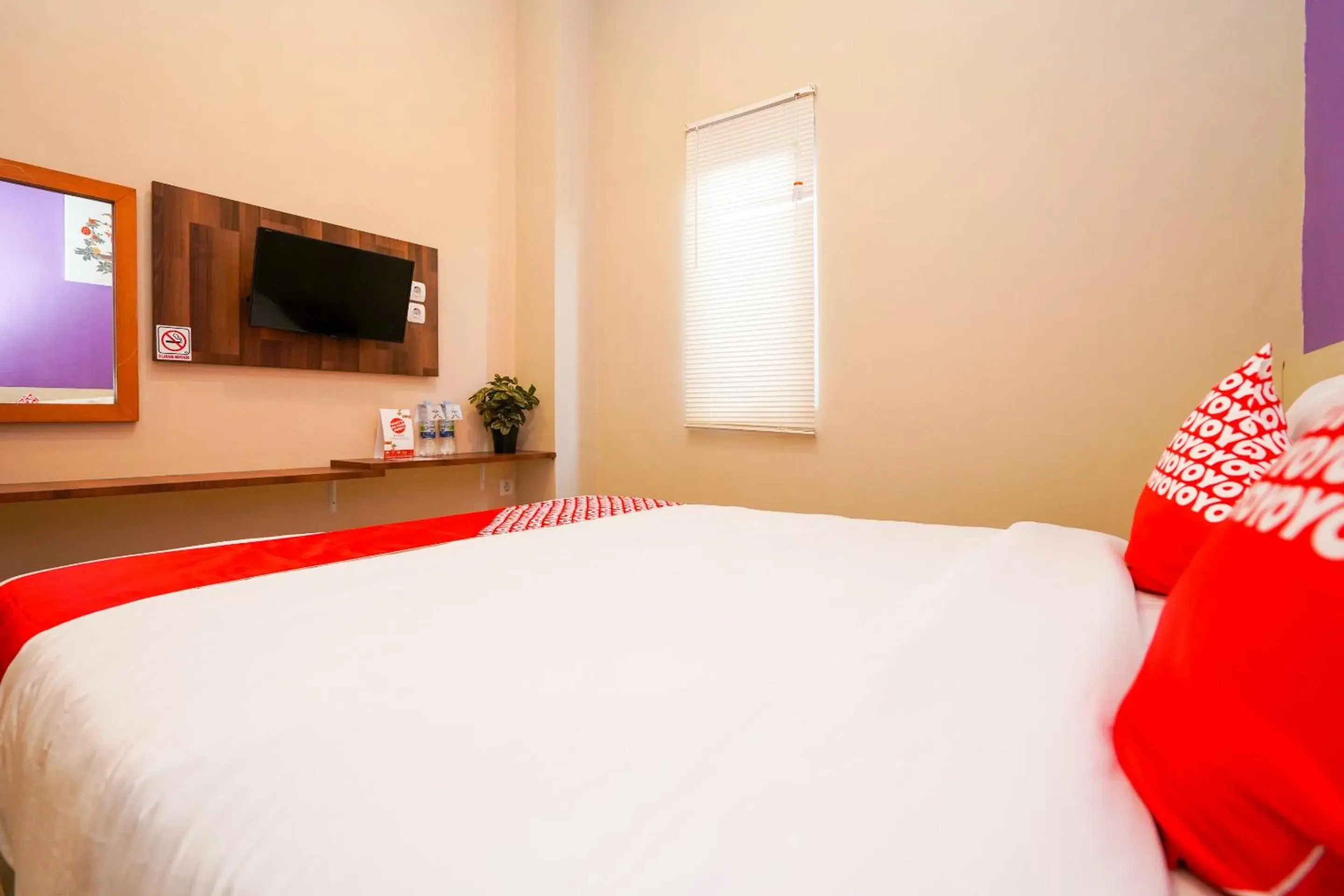 Bedroom, Bed in Hotel O Surabaya near Surabaya Town Square formerly Kupang Gunung Residence Bedroom, Bed in Hotel O Surabaya near Surabaya Town Square formerly Kupang Gunung Residence