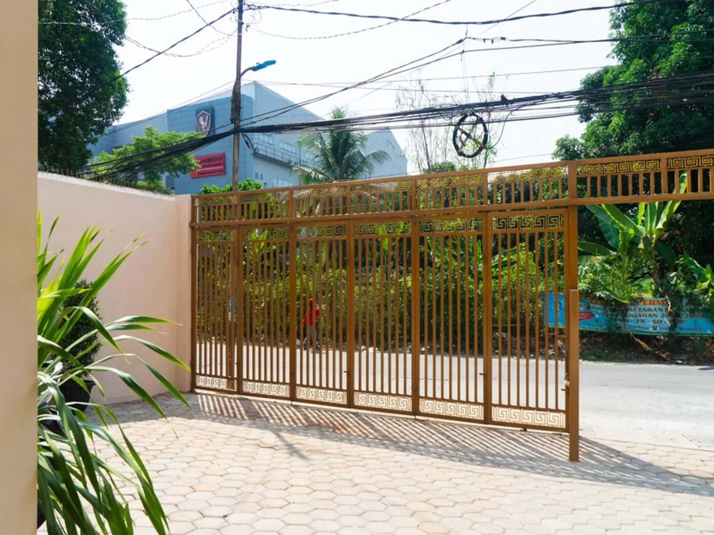 Property building in RedDoorz near Cipinang Indah Mall Property building in RedDoorz near Cipinang Indah Mall