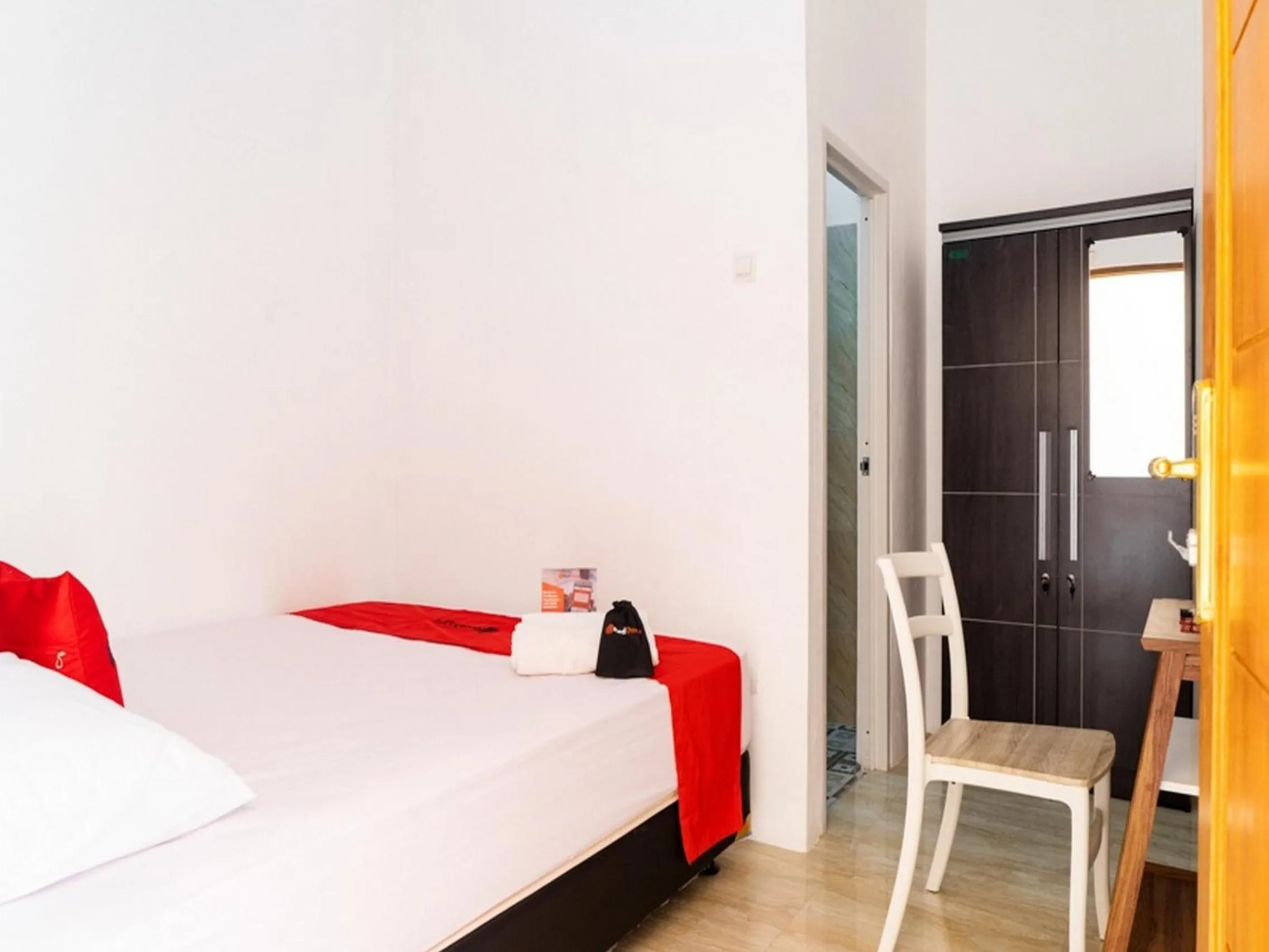 Bedroom, Bed in RedDoorz near Cipinang Indah Mall