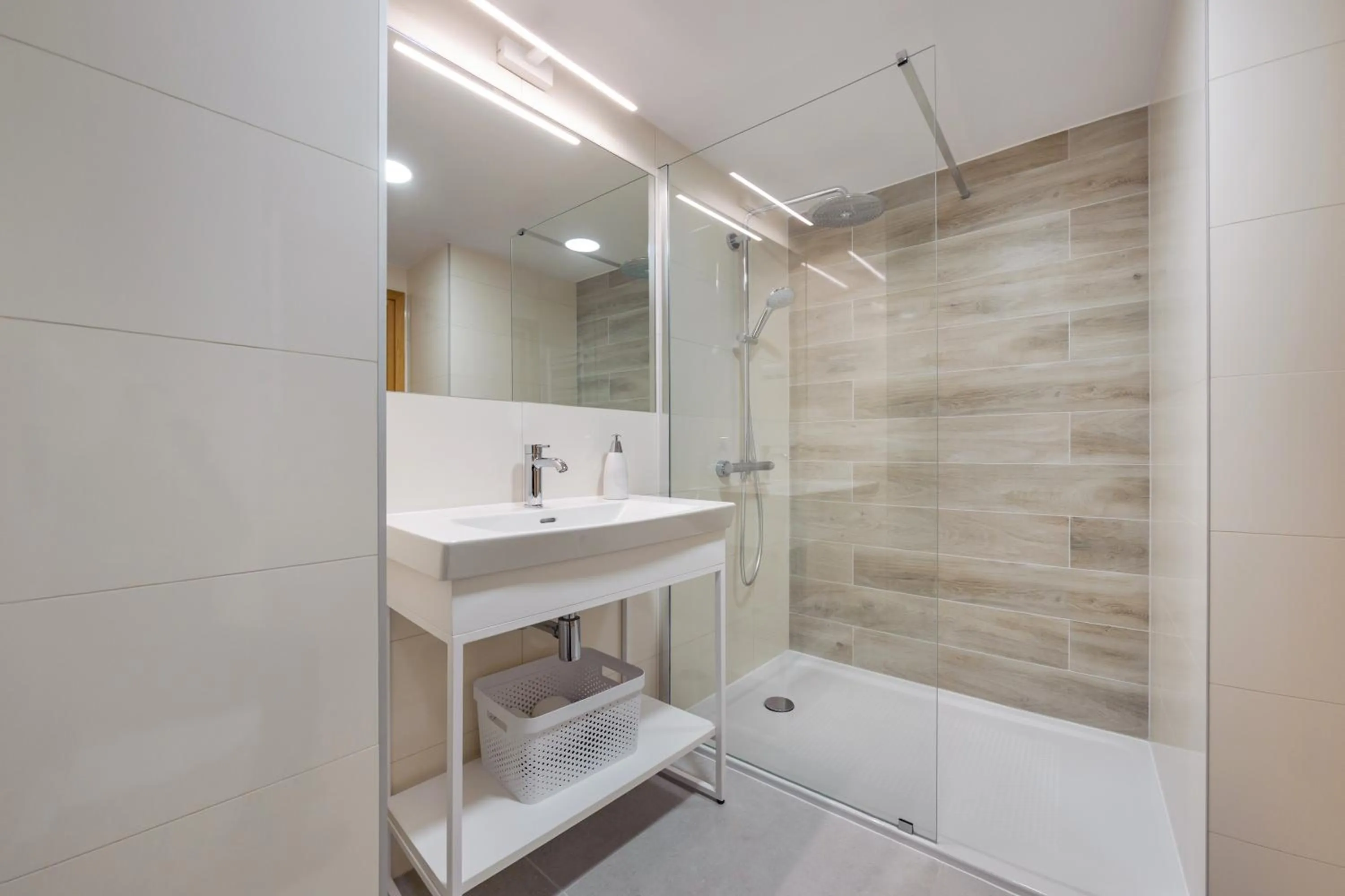 Shower in Seaside Kołobrzeg, Sun & Snow