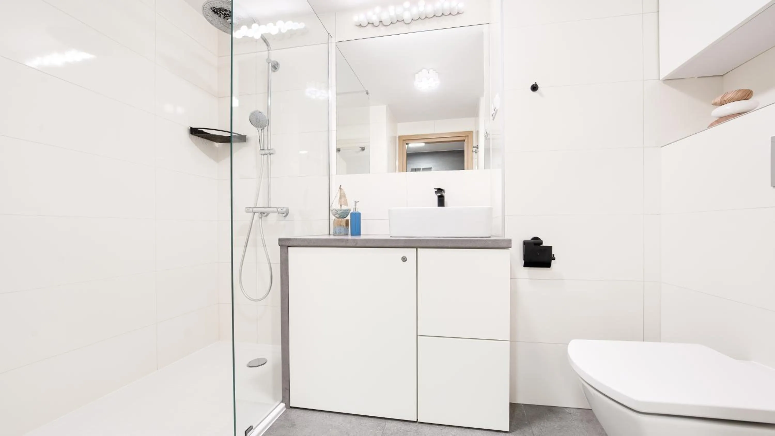 Shower in Seaside Kołobrzeg, Sun & Snow