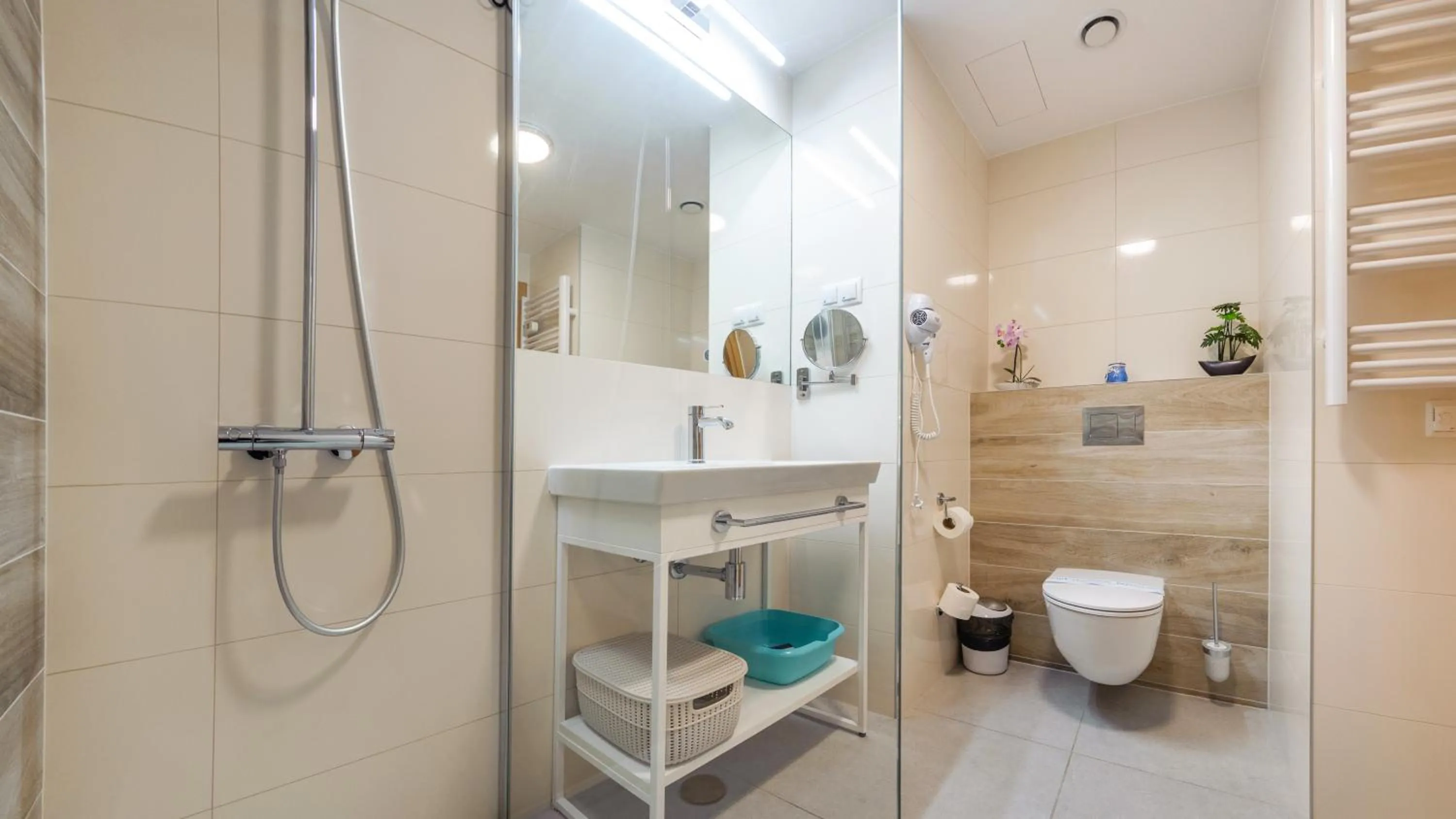 Shower in Seaside Kołobrzeg, Sun & Snow