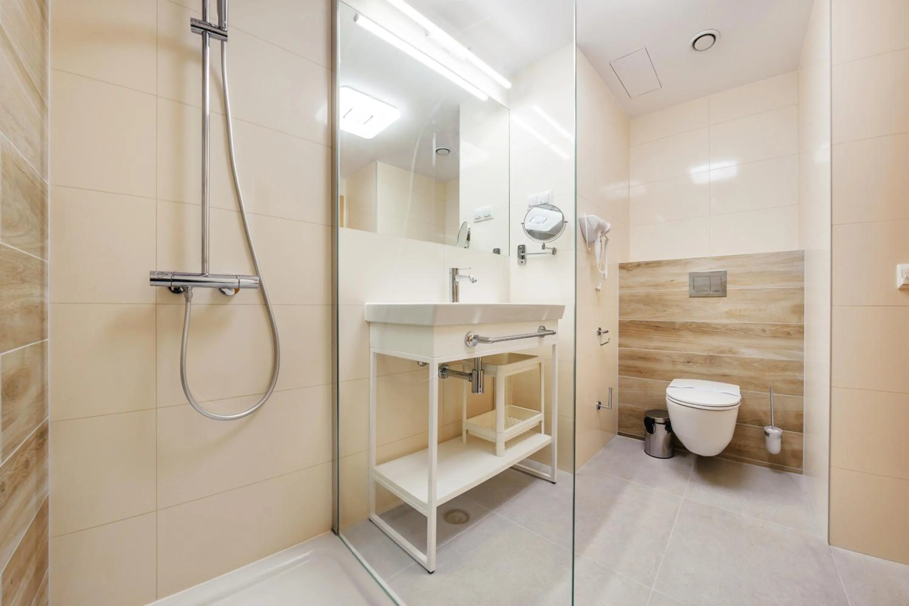 Shower in Seaside Kołobrzeg, Sun & Snow