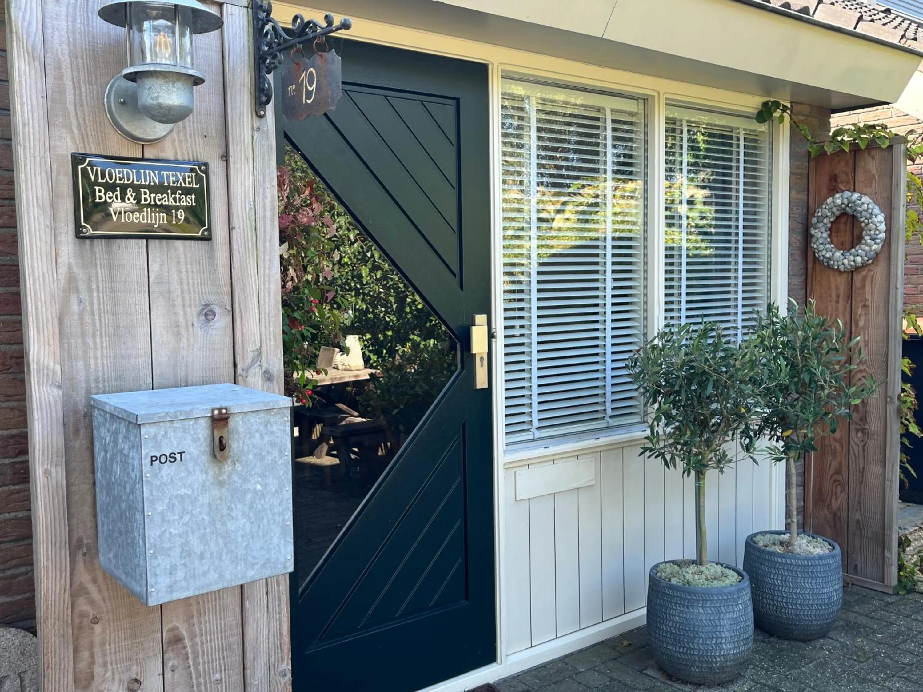 Facade/entrance in B&B Vloedlijn Texel