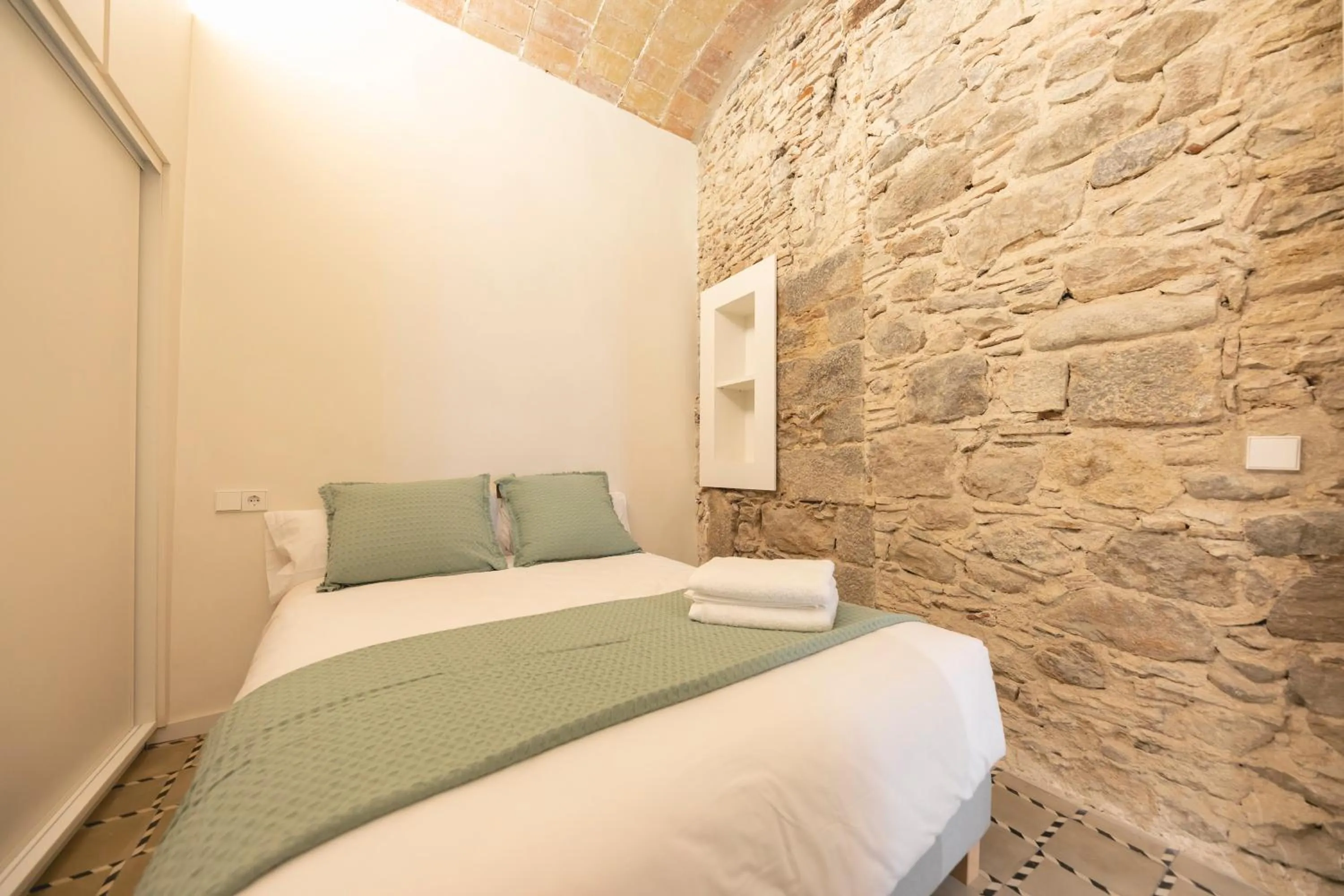 Bed in Bravissimo Mercaders, beautiful 3 bedroom apartment