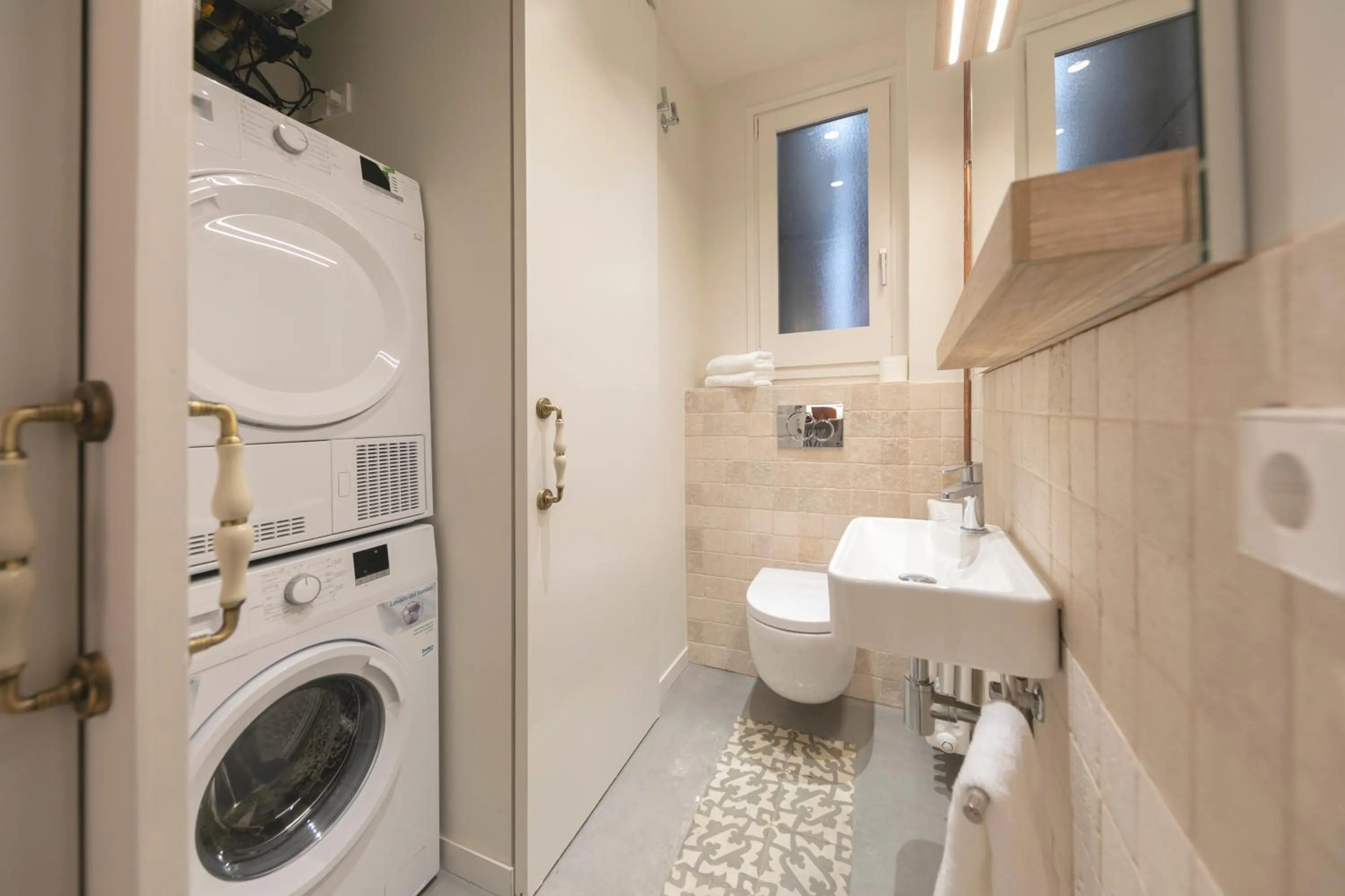 Toilet in Bravissimo Mercaders, beautiful 3 bedroom apartment