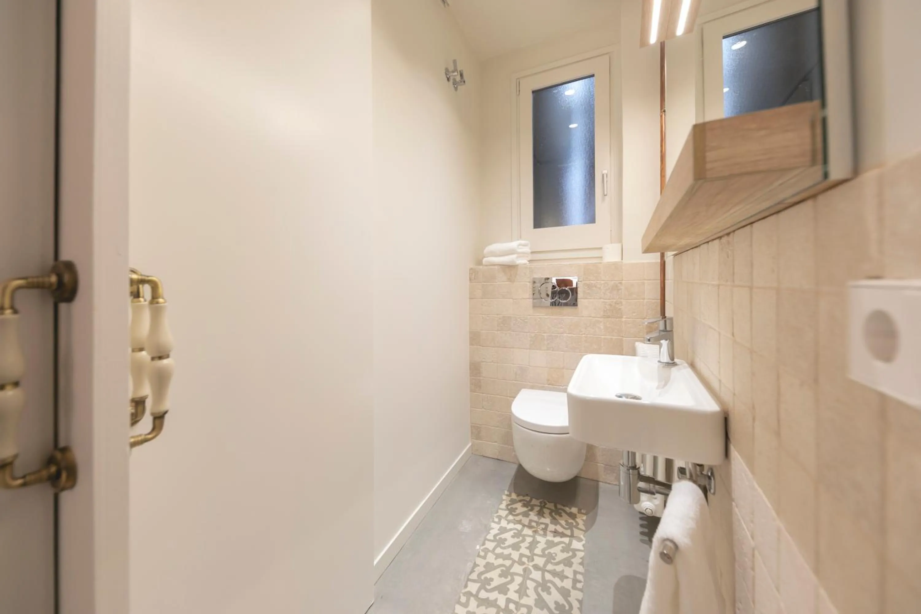 Toilet in Bravissimo Mercaders, beautiful 3 bedroom apartment