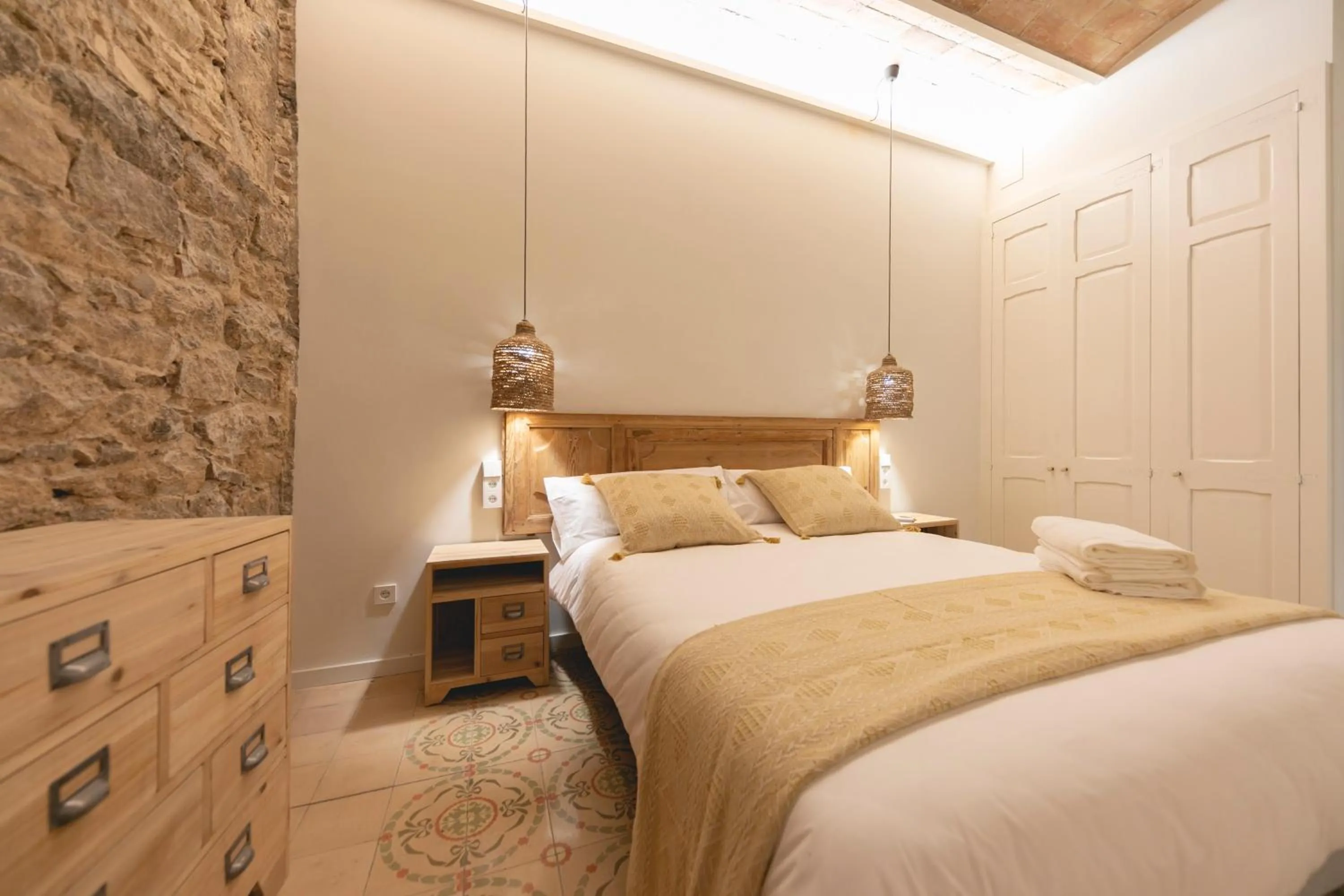 Bed in Bravissimo Mercaders, beautiful 3 bedroom apartment