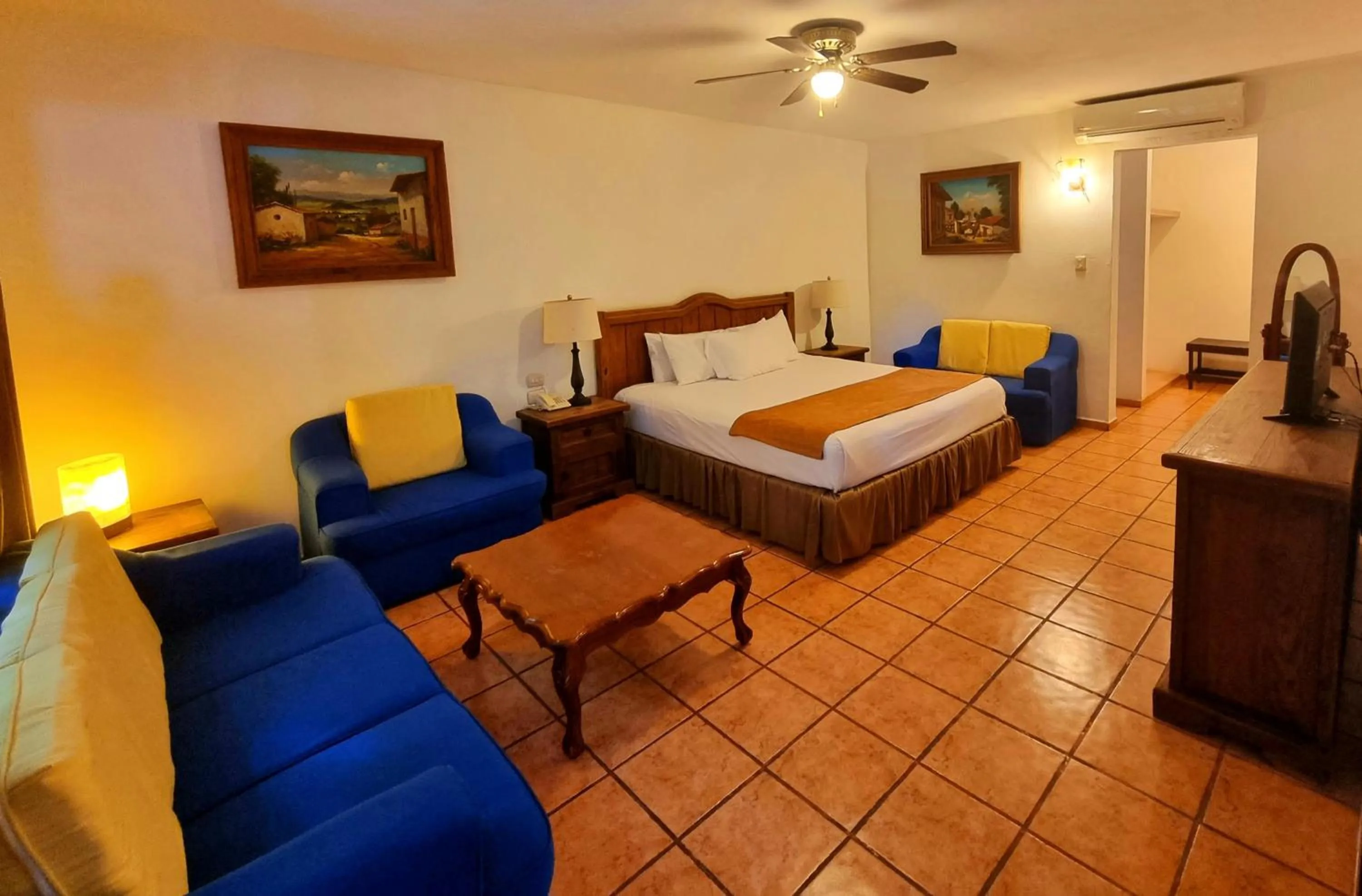 Living room, Bed in Hotel Holly