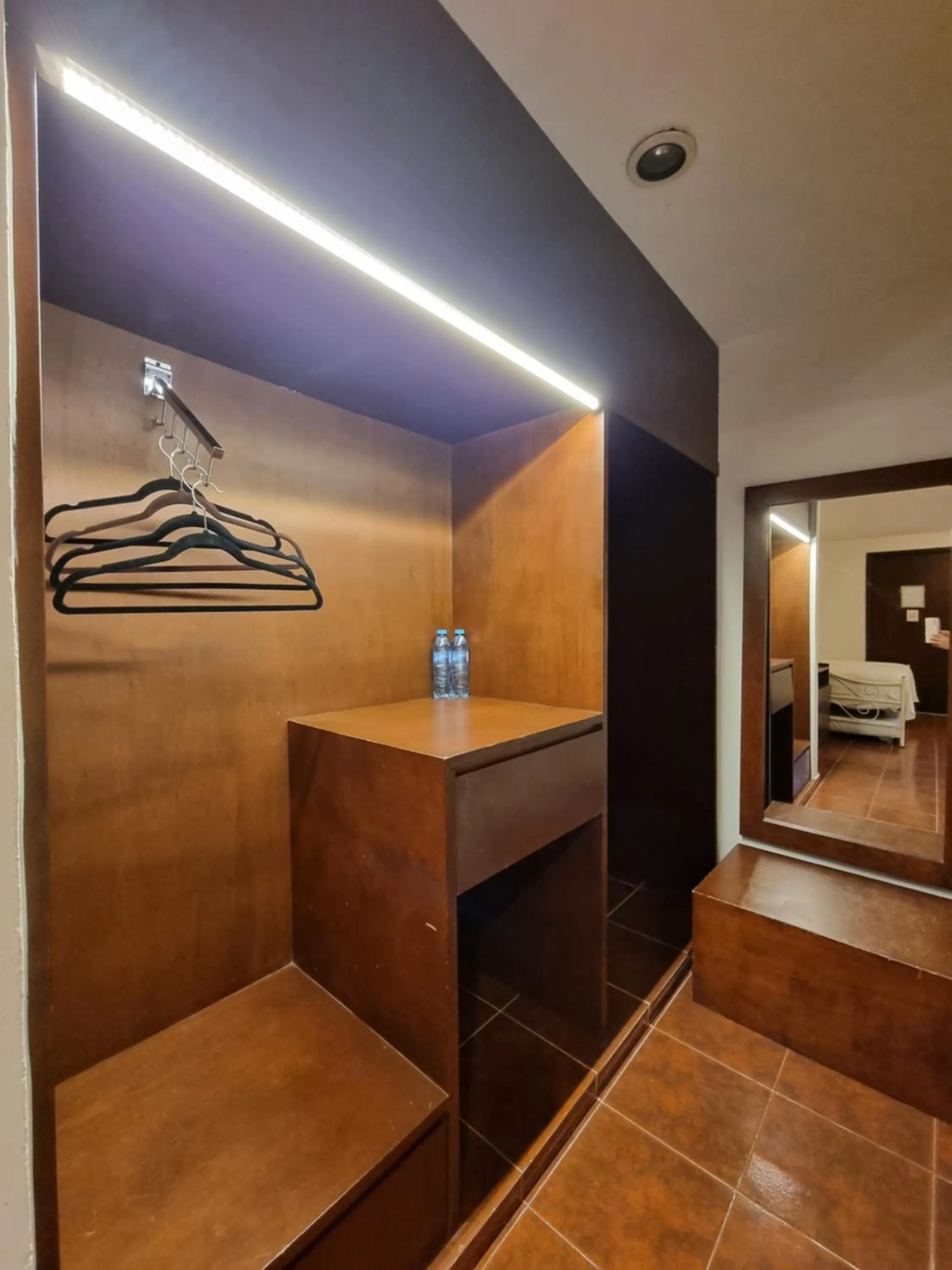 wardrobe, Bed in Hotel Holly