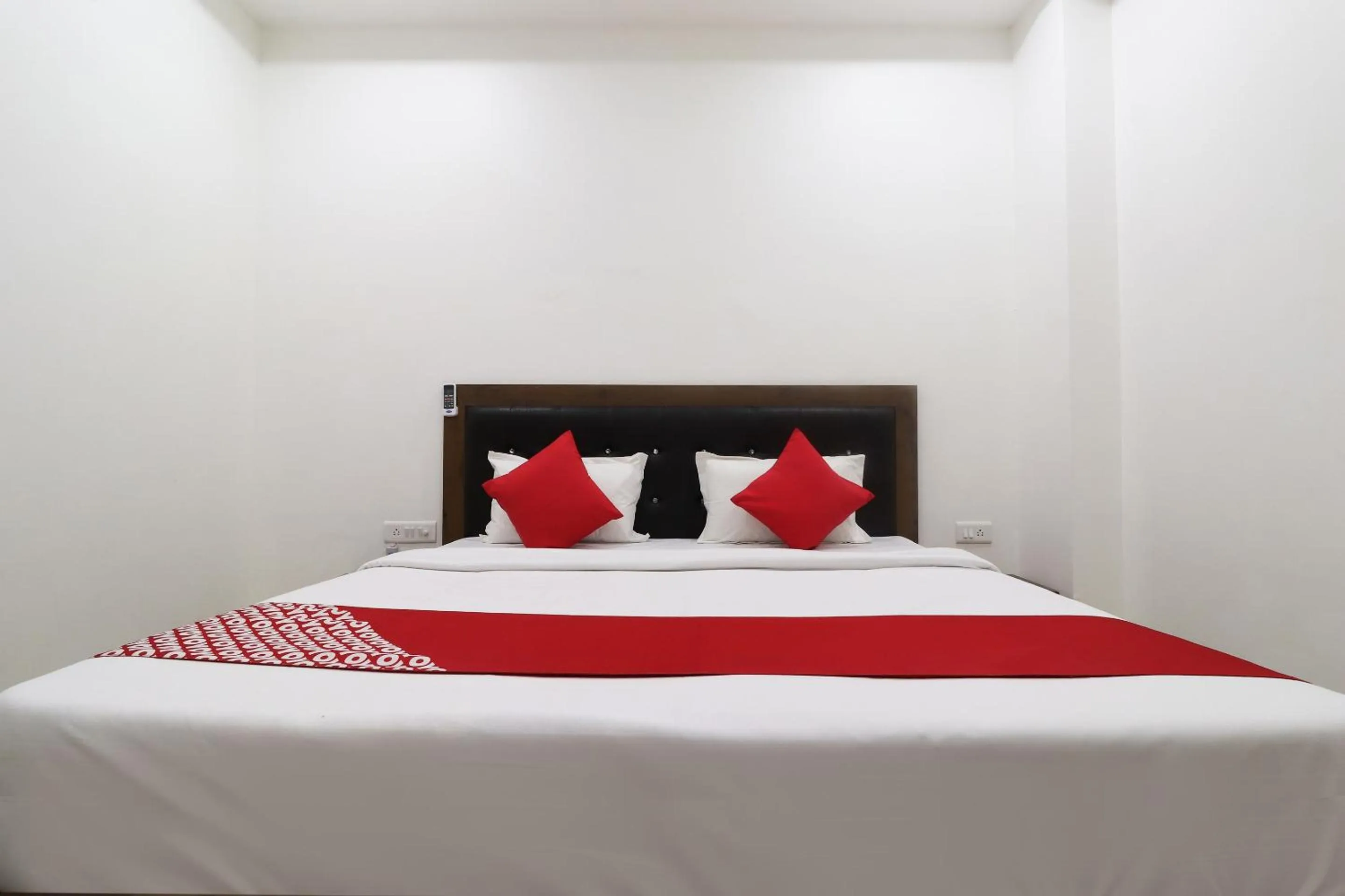 Bedroom in Hotel O Vrindravan Inn