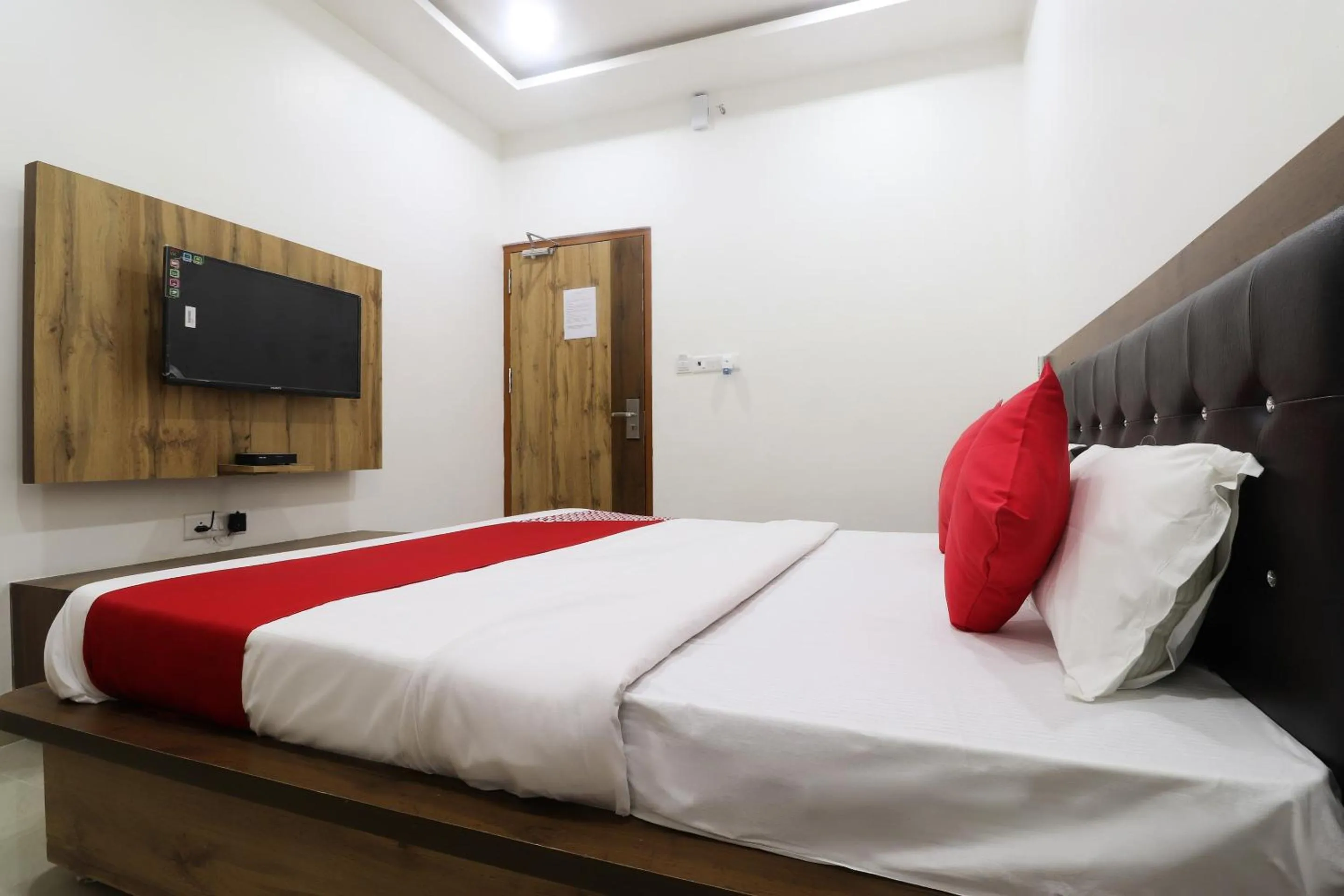 Bedroom in Hotel O Vrindravan Inn