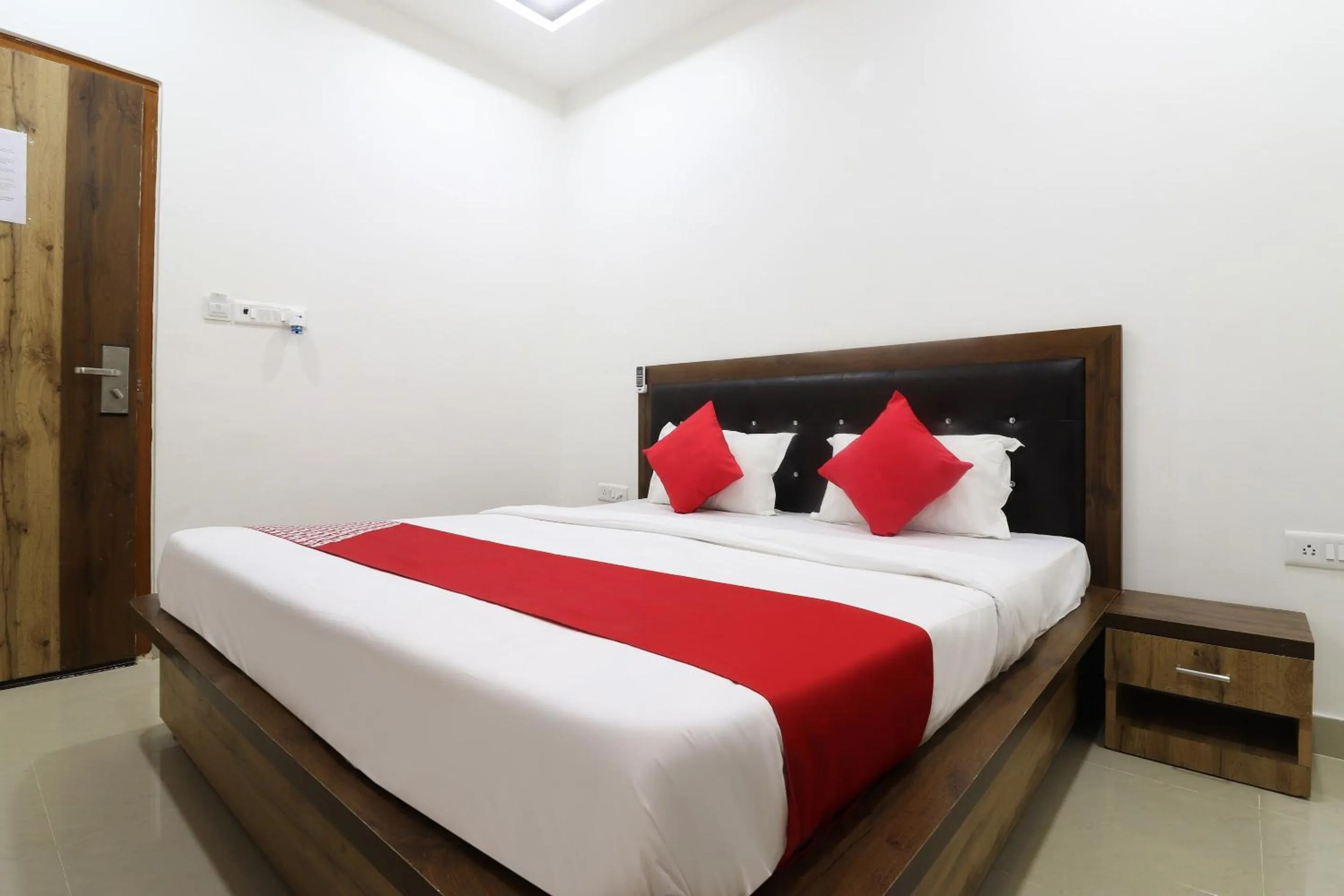 Bedroom in Hotel O Vrindravan Inn