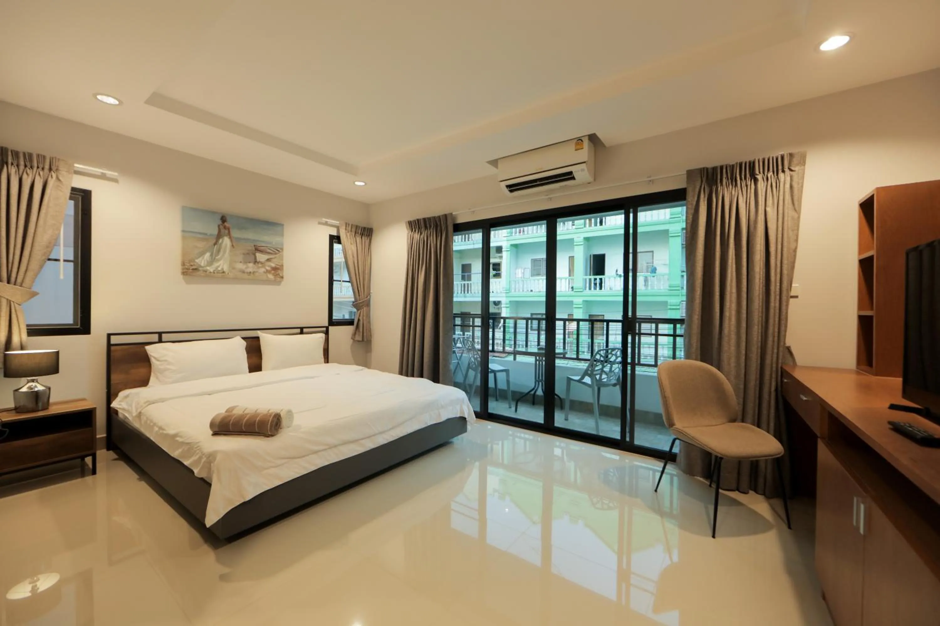 Photo of the whole room, Bed in Nalanta Hotel Pattaya