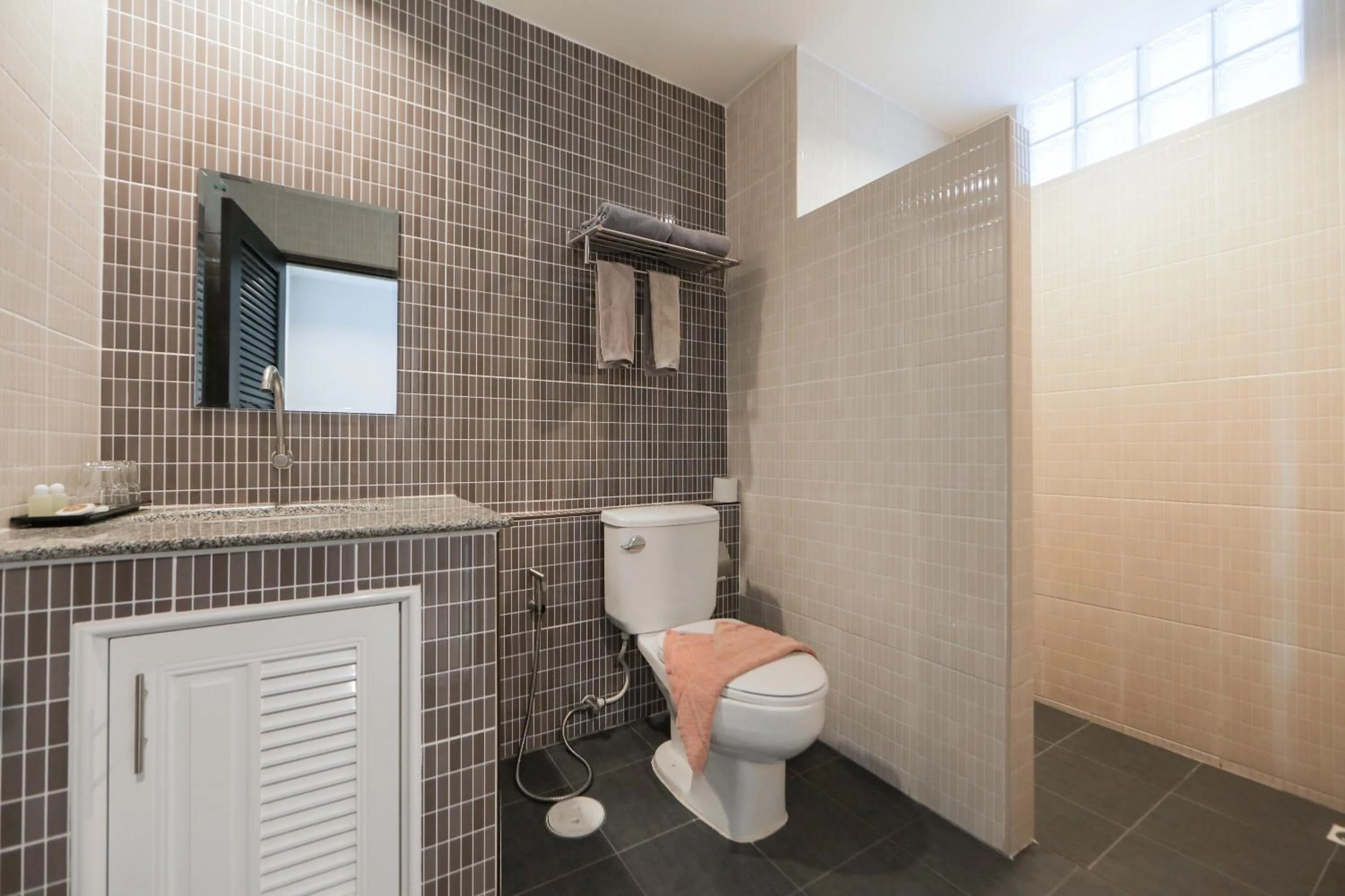 Toilet in Nalanta Hotel Pattaya