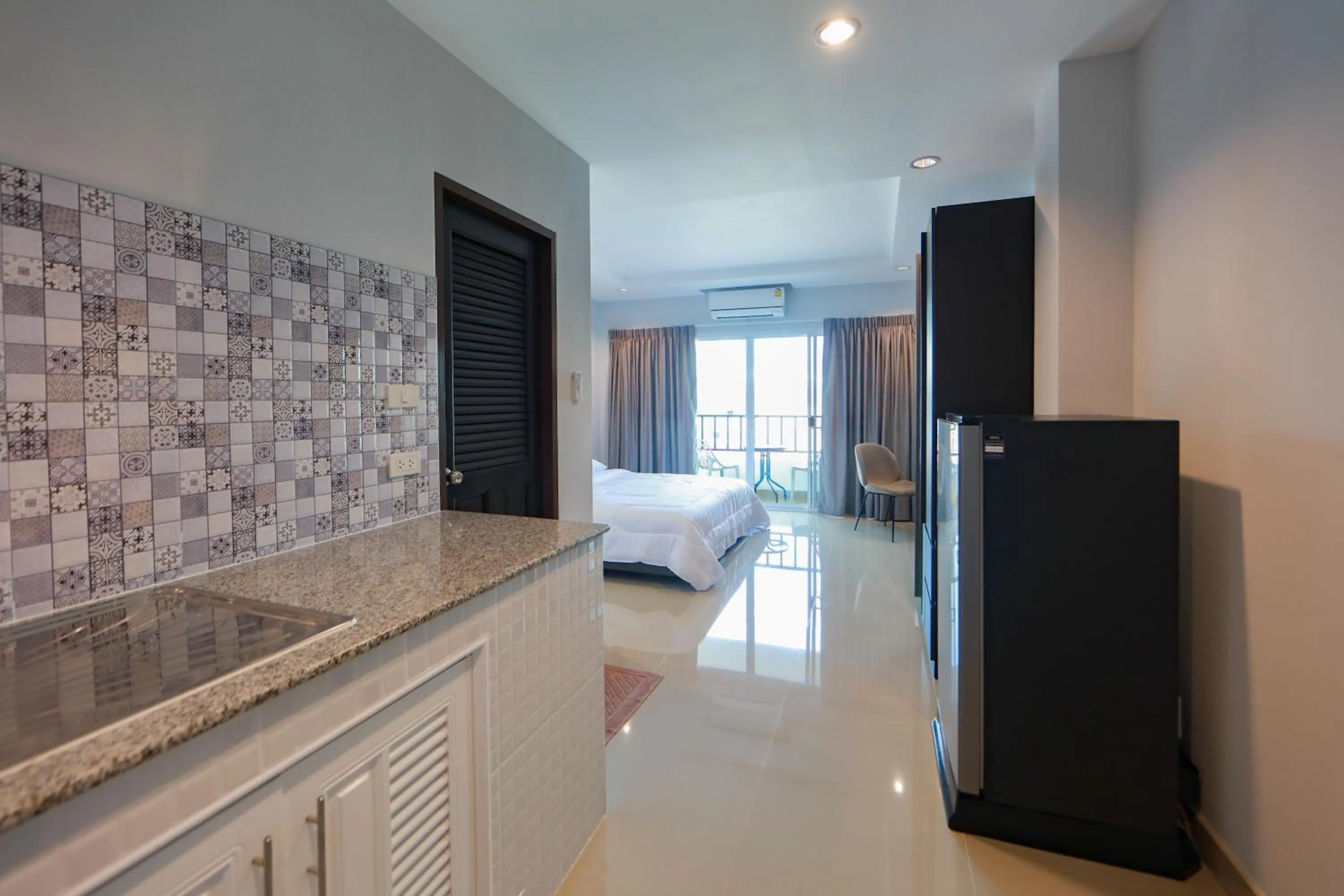 Kitchen or kitchenette, Bed in Nalanta Hotel Pattaya