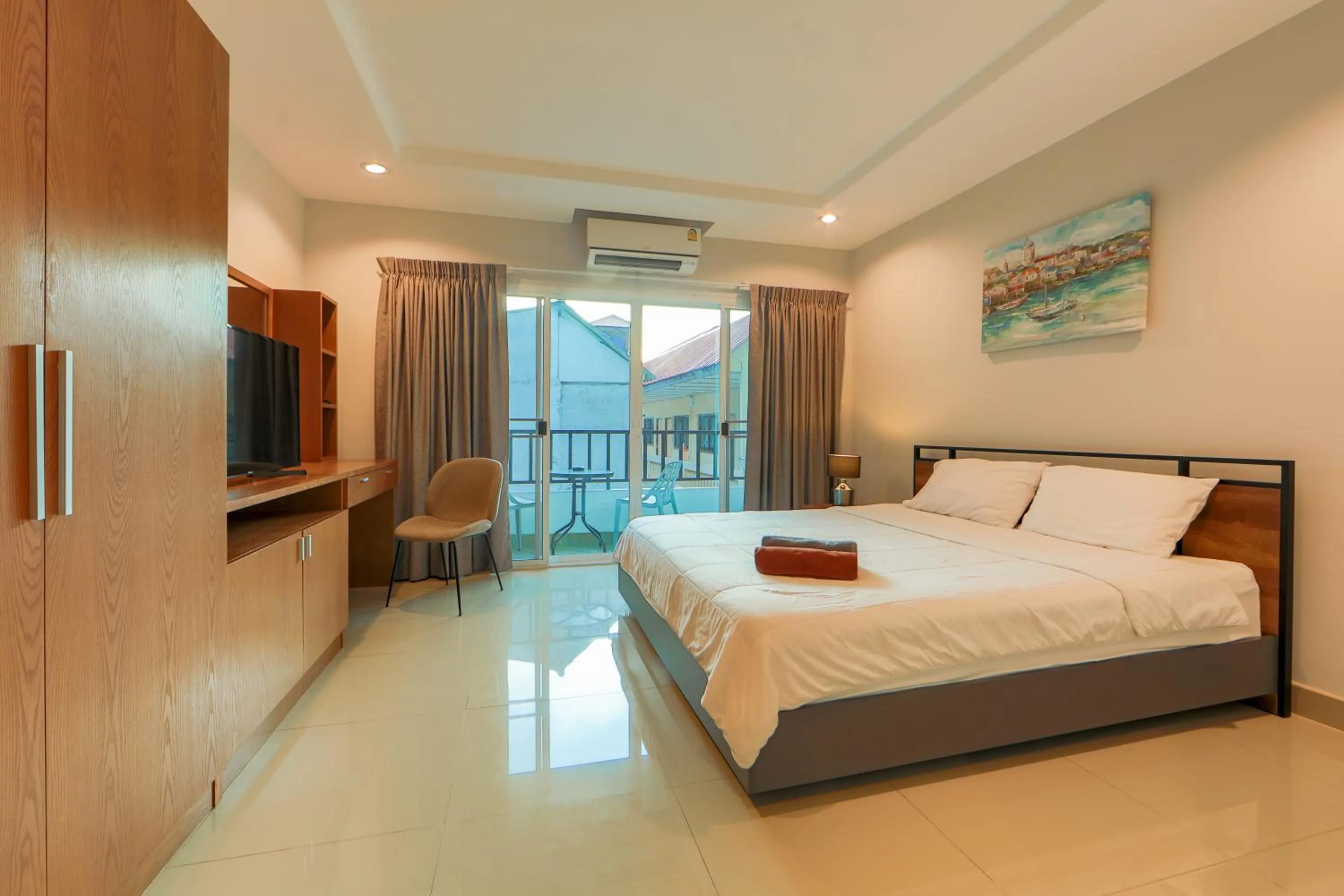 Photo of the whole room, Bed in Nalanta Hotel Pattaya