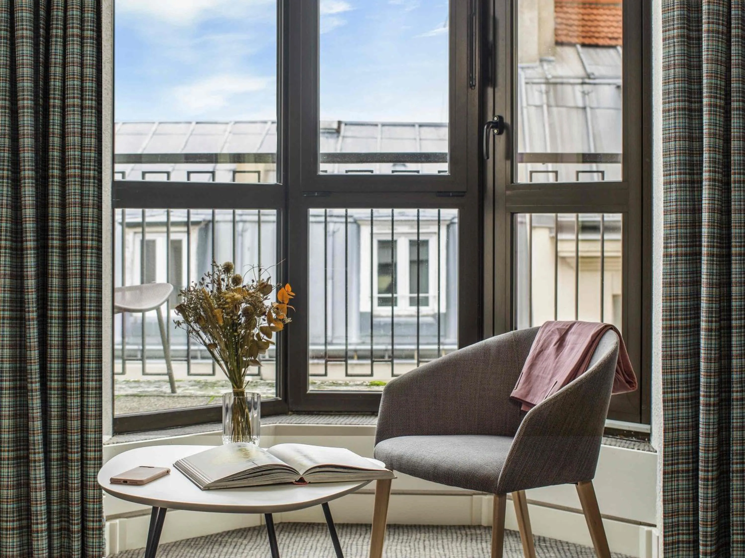Bedroom in Hôtel Mercure Paris Centre Gare Montparnasse