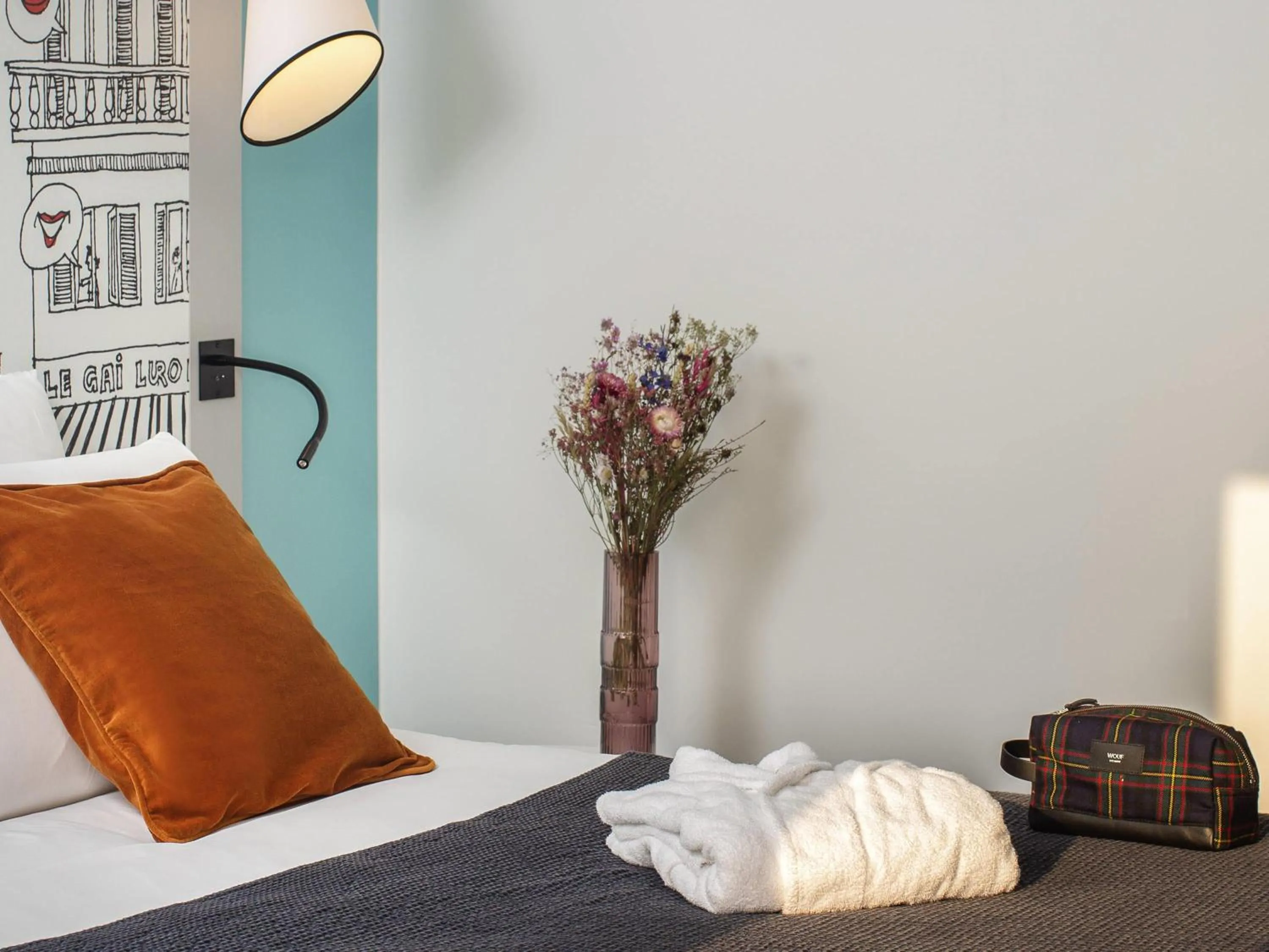 Bedroom, Bed in Hôtel Mercure Paris Centre Gare Montparnasse