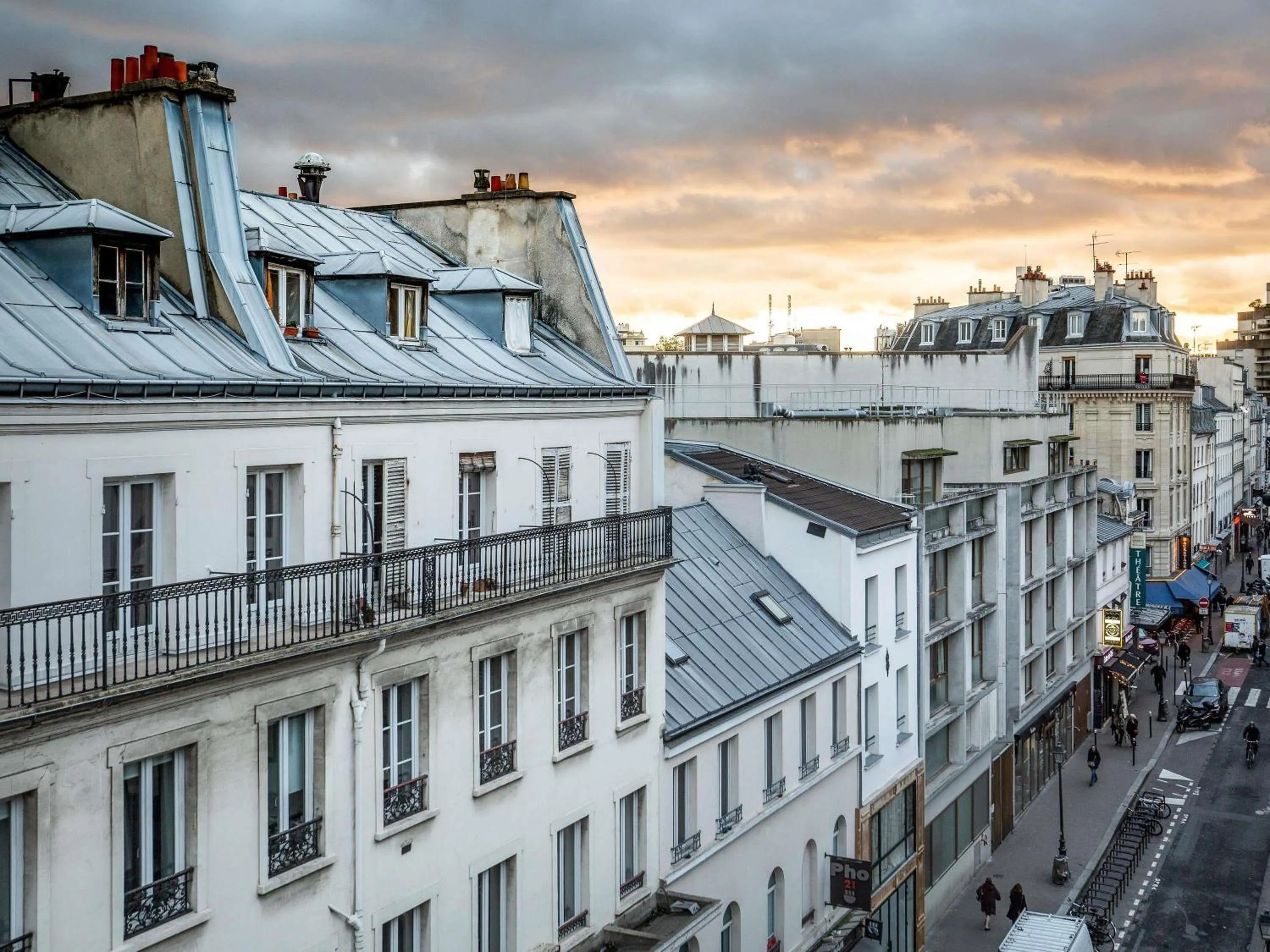 Photo of the whole room in Hôtel Mercure Paris Centre Gare Montparnasse