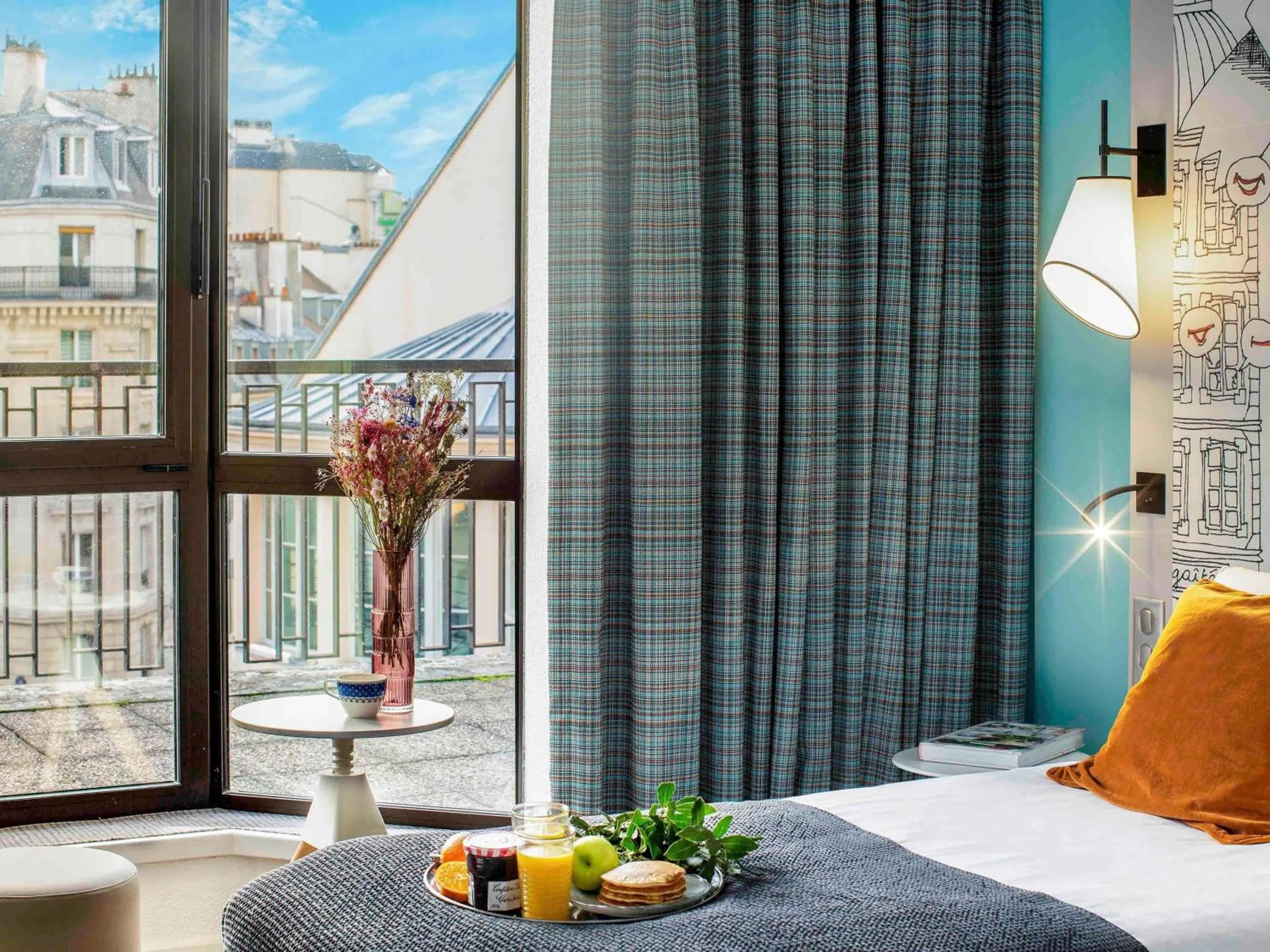 Property building, Bed in Hôtel Mercure Paris Centre Gare Montparnasse