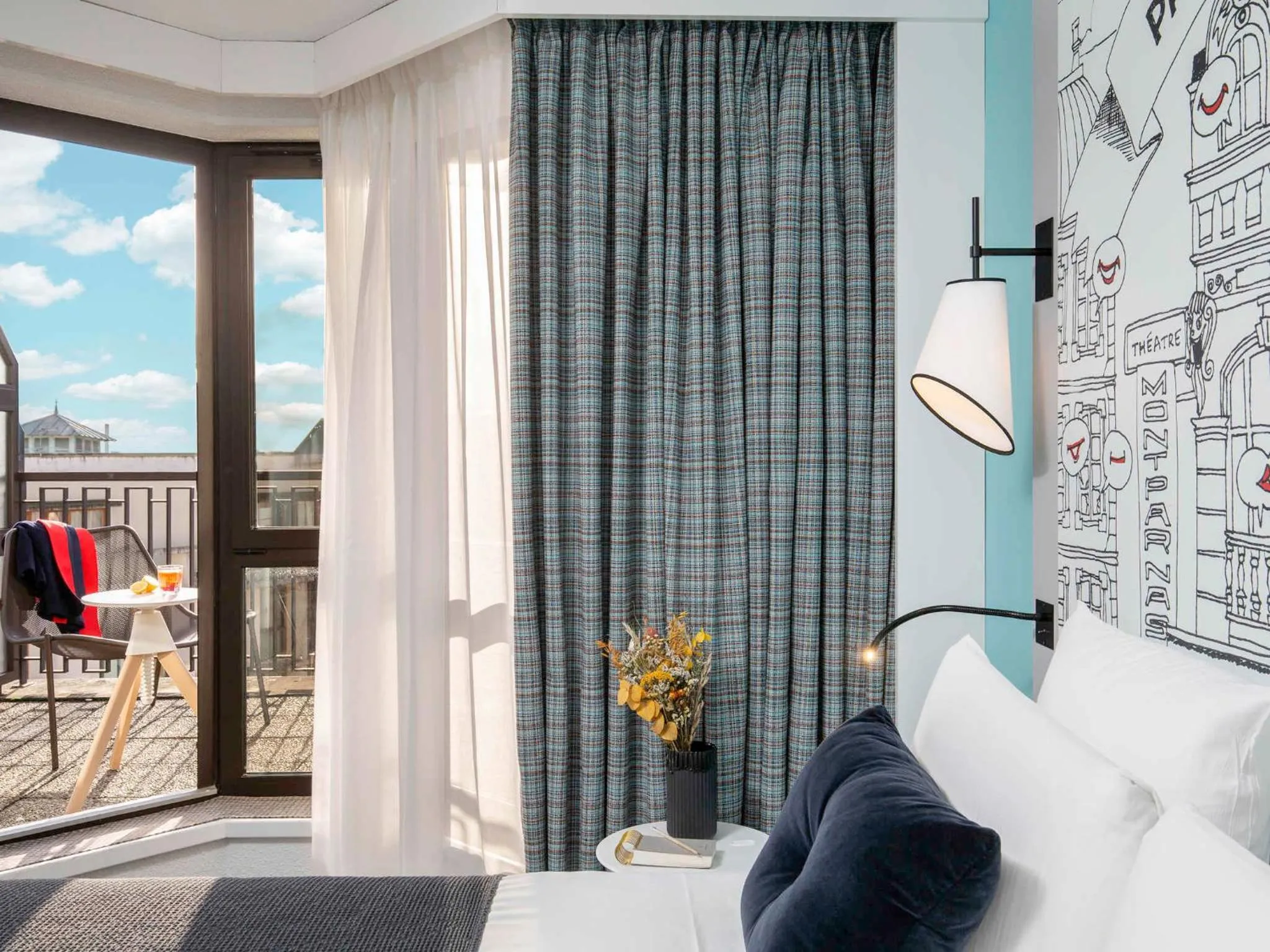 Bed in Hôtel Mercure Paris Centre Gare Montparnasse