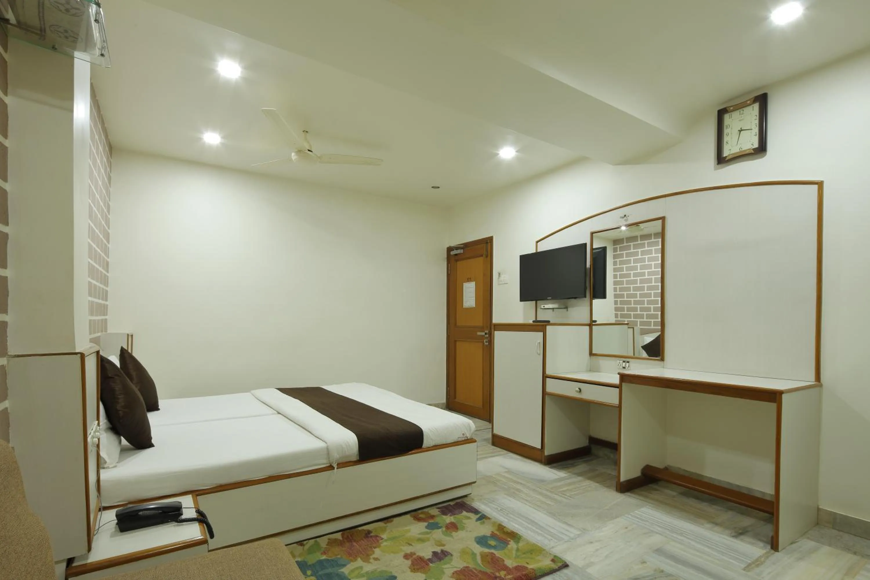 View (from property/room), Bed in Hotel Good Night