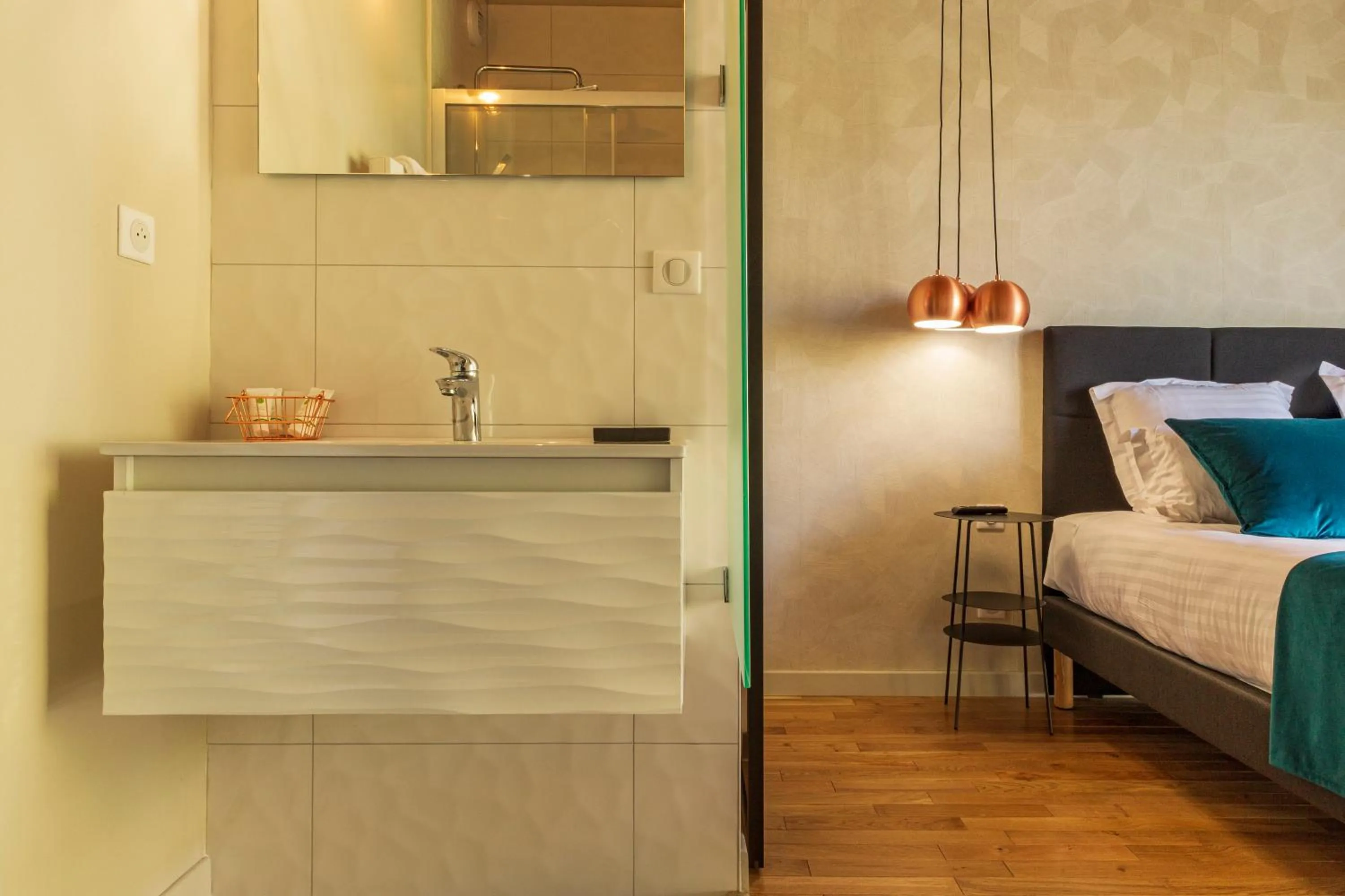 Bathroom, Bed in La Ressourçante