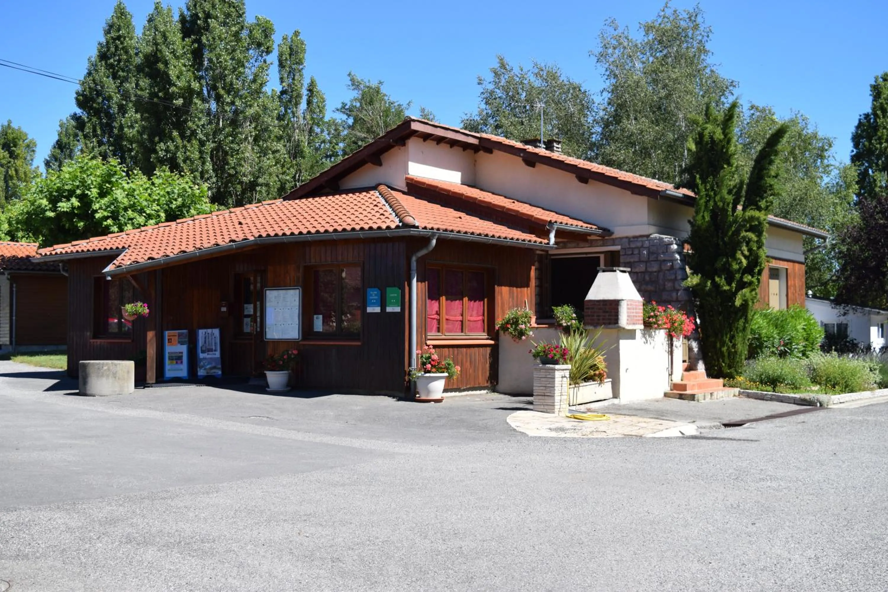 Staff in Camping - Village Vacances du Lac