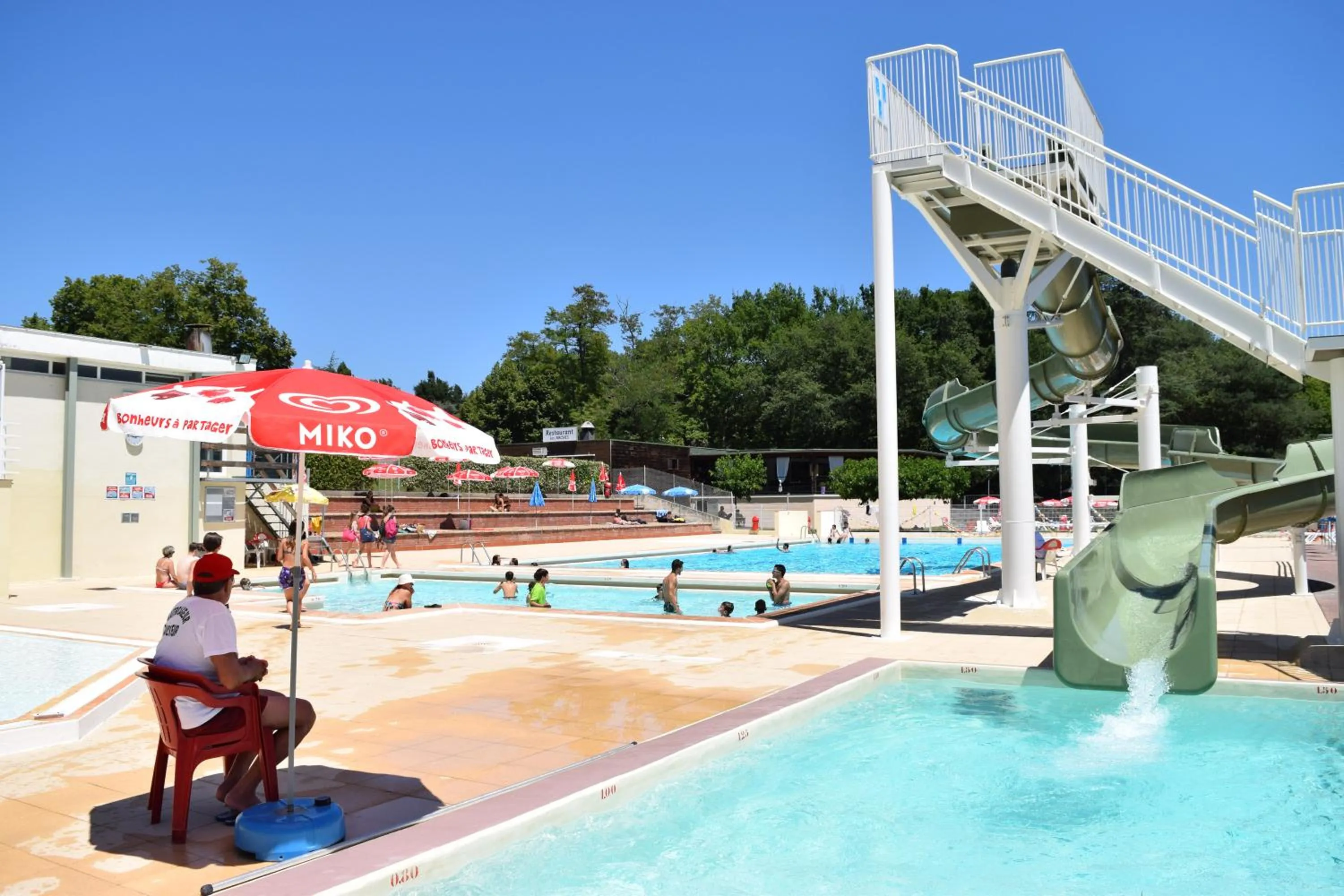 Staff in Camping - Village Vacances du Lac