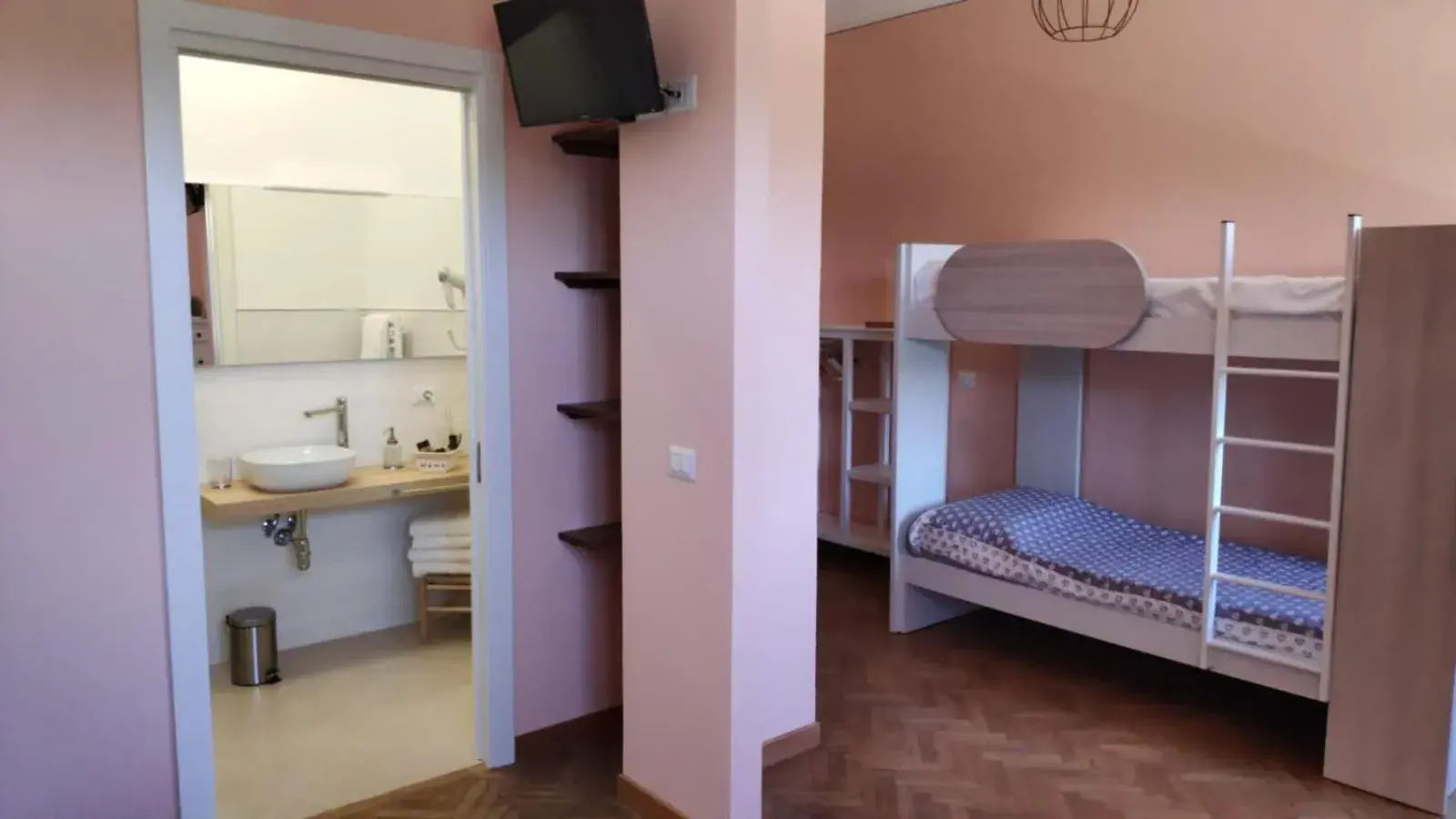 Quadruple Room with Private Bathroom in B&B CASALISA Quadruple Room with Private Bathroom in B&B CASALISA