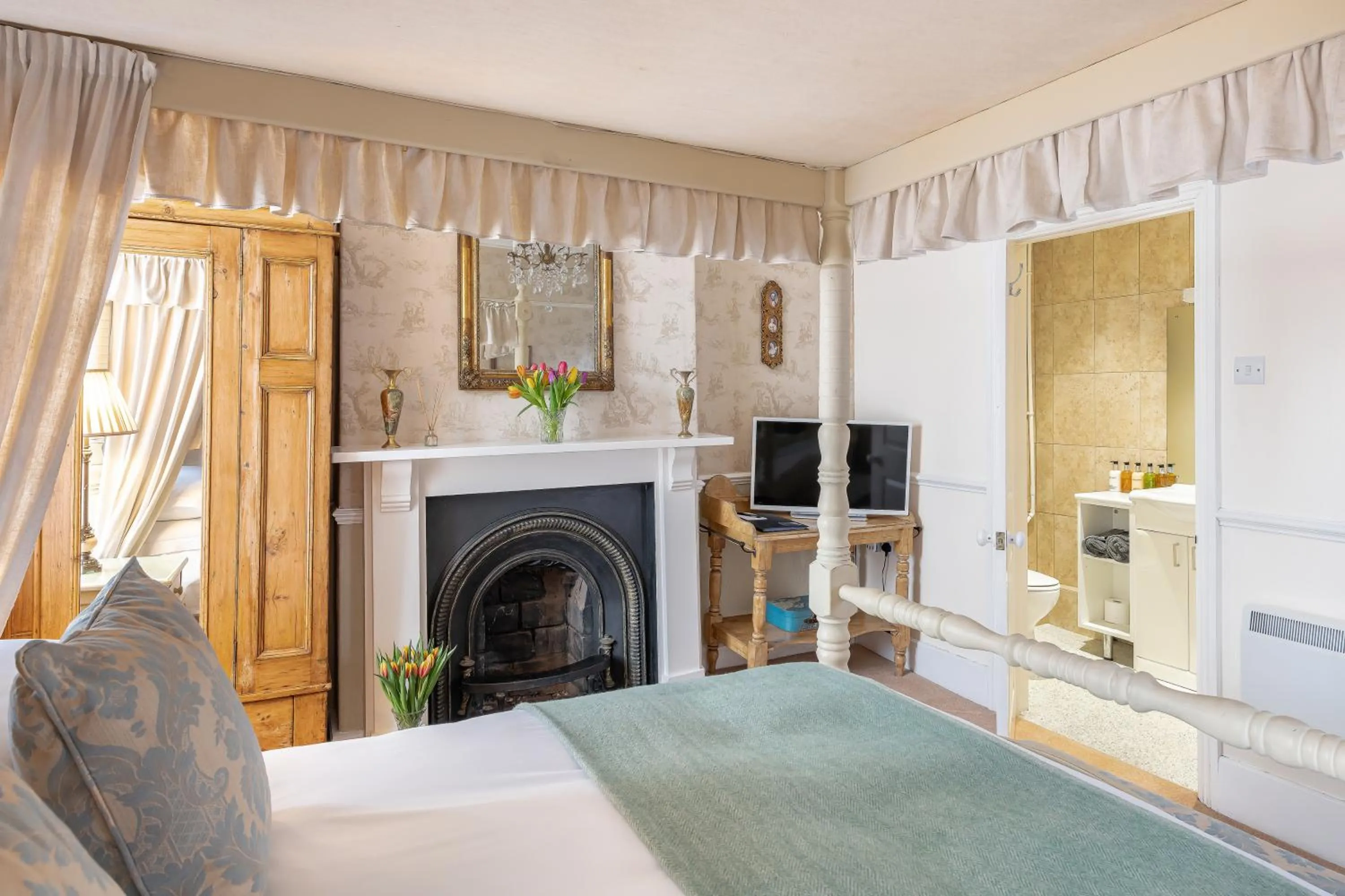 Photo of the whole room, Bed in The Old Parsonage