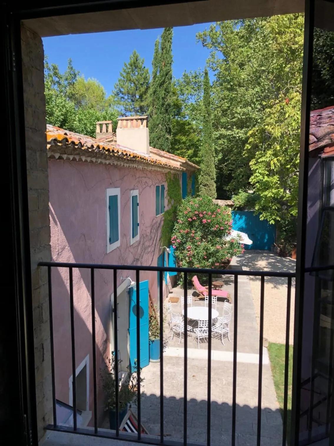 Pool view in Le Mas de la Sorgue